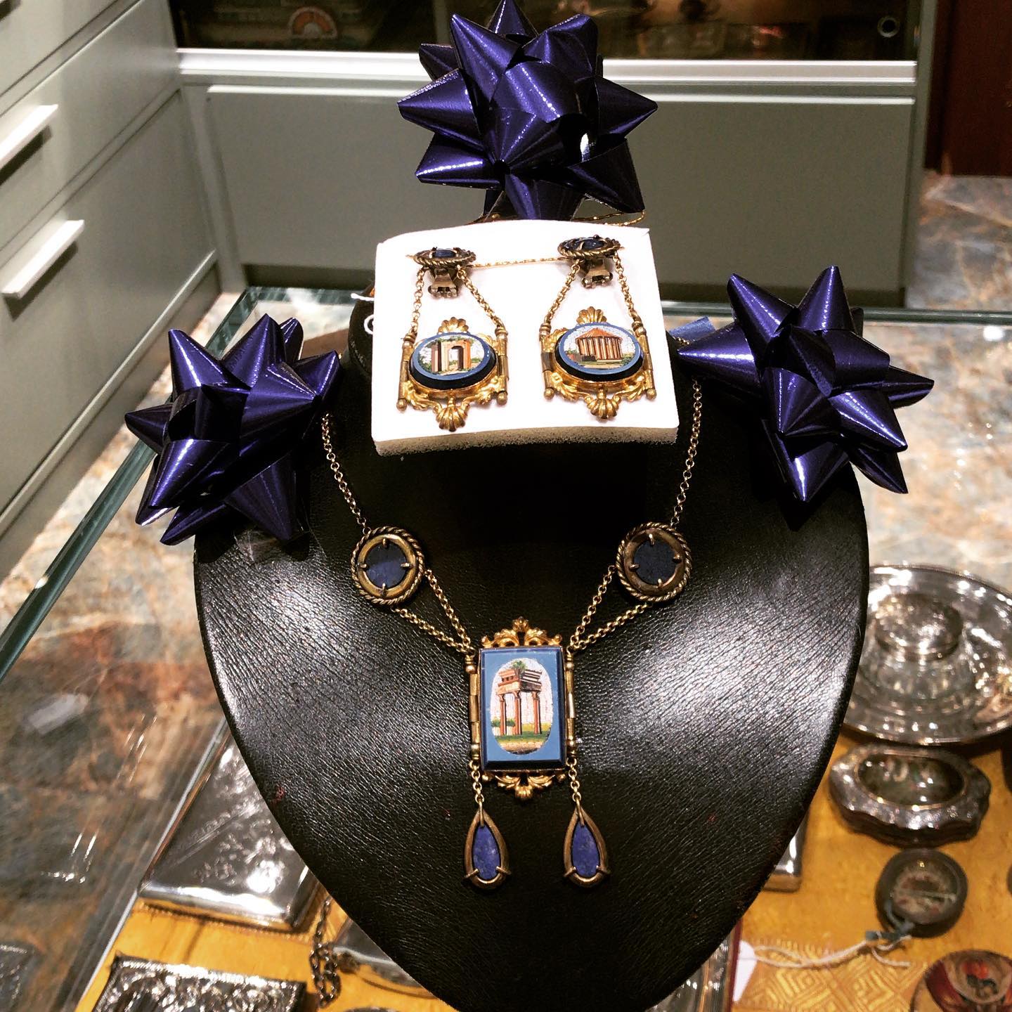 Anticoponteantiquariato. Micromosaici romani. Visita il mio sito anticoponteantiquariato.com .Link in bio#micromosaiciromani#antiques#necklace#jewelryaddict #venice#rialtobridge#antiquestore#