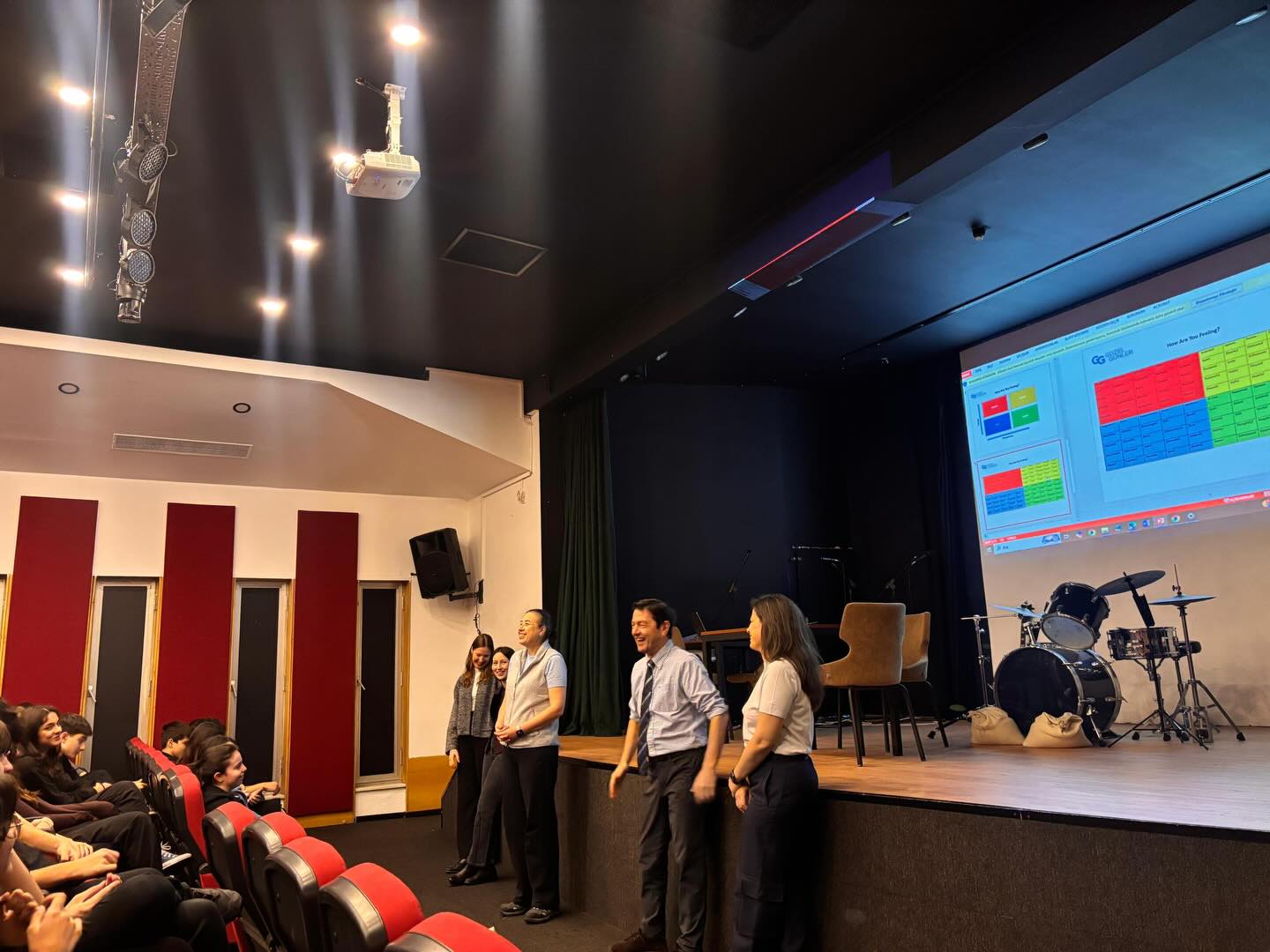 Bugün, Güzel Günler Ekibi olarak, SOAP Okul İklimi Projesi kapsamında Hacı Sabancı Anadolu Lisesi 9. sınıf öğrencileriyle bir araya geldik. Duygu-düşünce sistemi, RULER yaklaşımı ve Mood Meter aracılığıyla duygusal farkındalık ve düzenleme becerileri üzerinde çalışmalar yaptık.