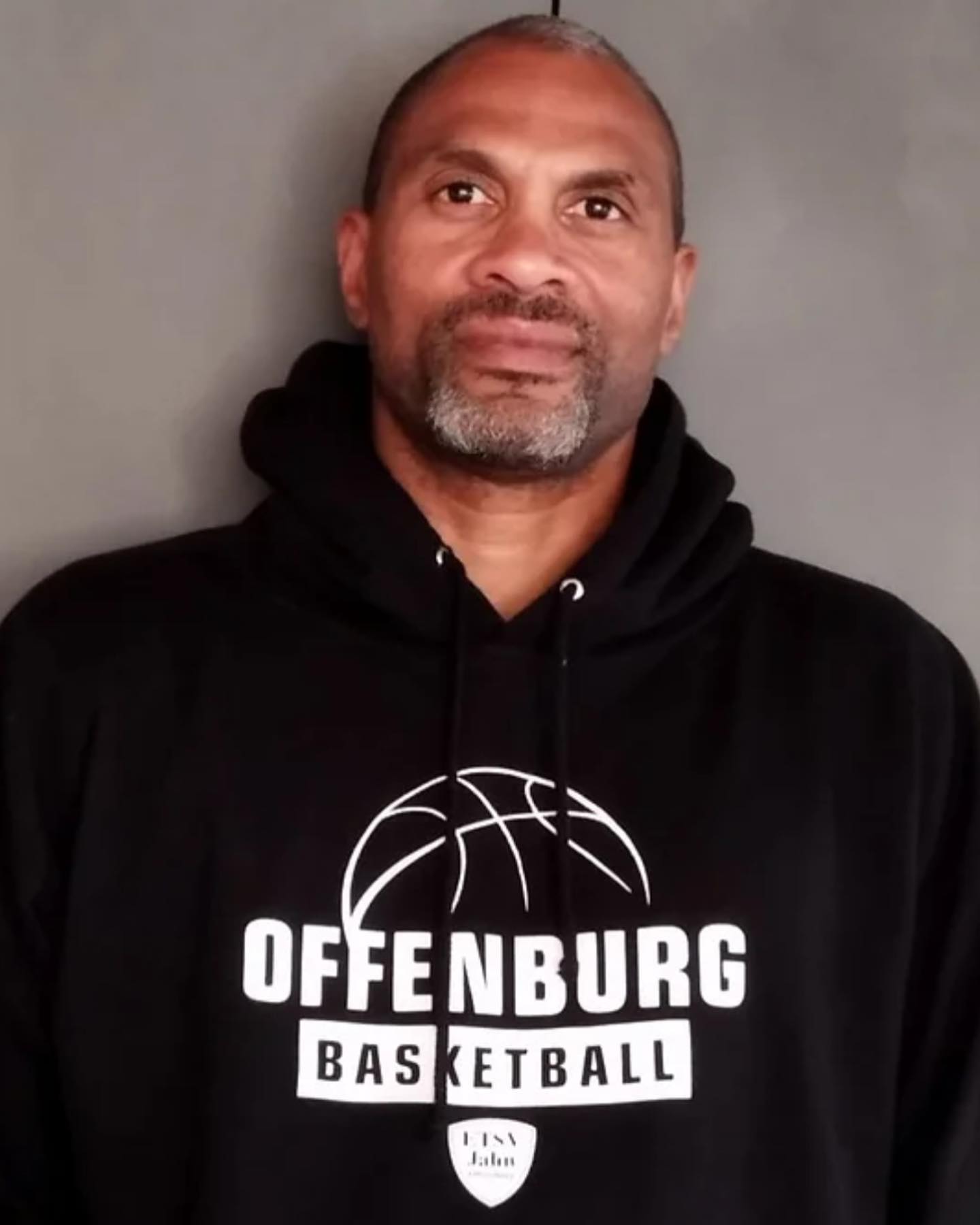 News 💪🏻🏀👍🏻
Nachdem Claude Becsangele als Spieler der Herren 1 die Gegner zur Verzweiflung gebracht hat und die letzte Saison als Coach der U16 tätig war, wird er künftig das Traineramt der Herren 1 in der Landesliga übernehmen und sein Trikot an den Nagel hängen.
Er löst damit Trainer E. Merkel ab, der die Herren 1 erfolgreich in der Landesliga gecoacht hat. Zudem wird Claude weiterhin die U16 trainieren.
