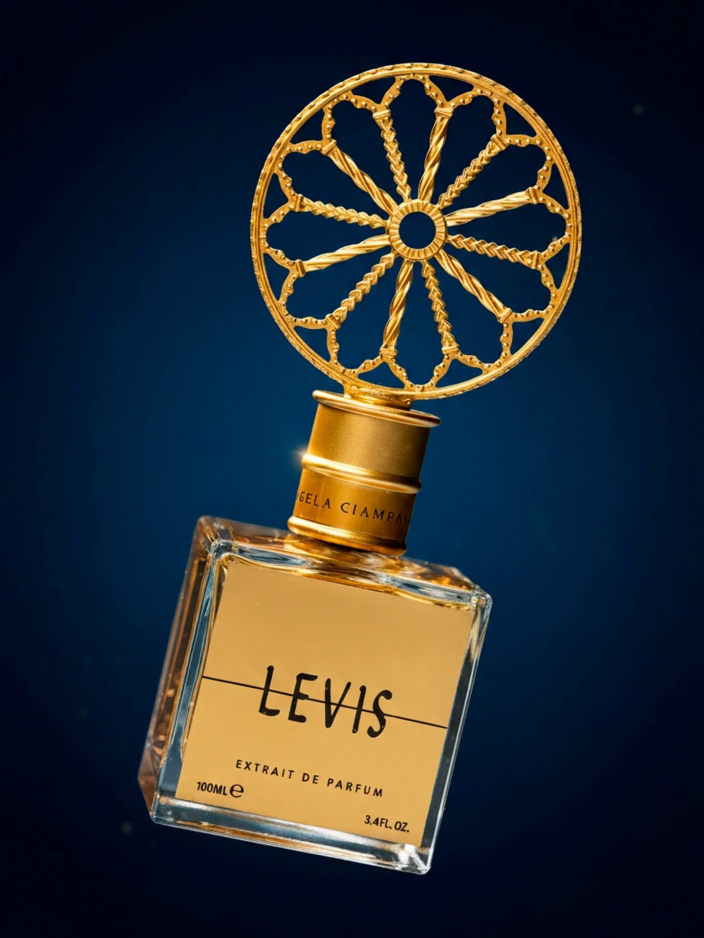Lightness is a way of facing the world.”
Levis expresses levity through contrast.
A precious throne of oud and jasmine sambac carries an unexpected strawberry note, vibrant and unconventional within niche perfumery.
A fragrance where strength becomes luminous.
#AngelaCiampagna #Levis #NichePerfume #ExtraitDeParfum #PerfumeHeritage