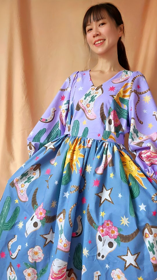 I do love a fun colour combi with cowboy boots. A 100% cotton beauty with billowing sleeves, tie waist and pockets. An antithesis to boring clothes.
Upcycled from a duvet, bringing new life into something that would otherwise be landfills.
Cut and stitched in SG. Bloody awesome.
#MakennaStudio #madeinsingapore #Eowyn #colourfulfashion #slowfashion