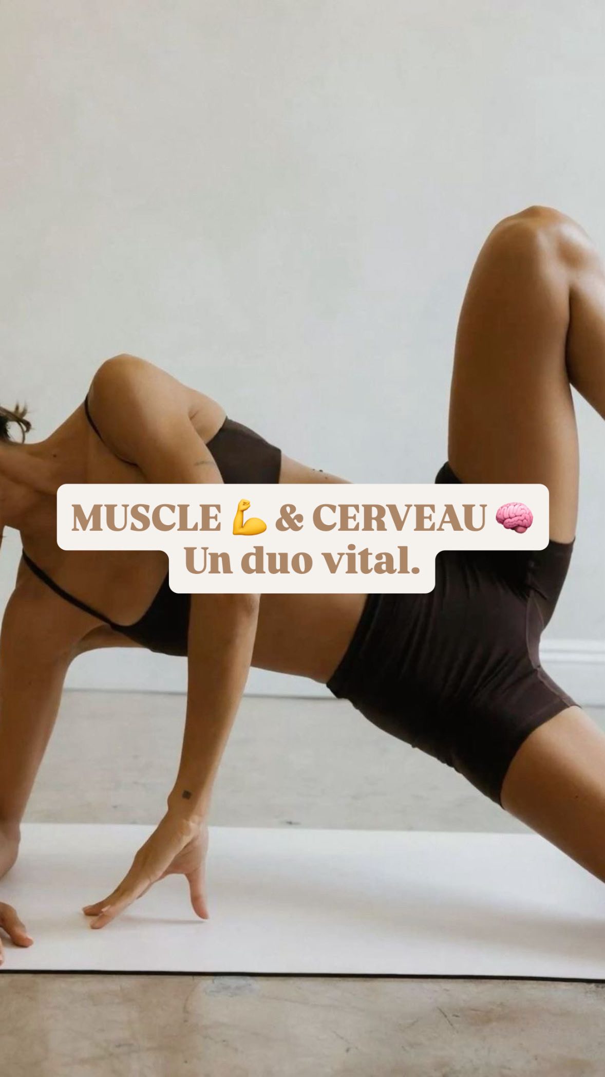 🧠💪 Muscle & cerveau : duo vital
Le muscle protège le cerveau du déclin cognitif.
Plus de masse musculaire = plus d’espace pour stocker le glucose au bon endroit 📦⚡
📚Pour aller plus loin: je suis auteure de mon livre: « la révolution du cétogène flexible: maîtrisez votre santé à 360 degrés. » lien dans ma bio 🔗
🏋️♀️ Musculation
Quand je m’entraîne, ma glycémie baisse.
Le muscle agit comme une éponge à glucose 🧽
🍭 Excès de sucre
Trop de sucre, trop souvent → stockage au mauvais endroit
Graisse viscérale ⚠️
Résistance à l’insuline ⚠️
Maladies de civilisation ⚠️
🧩 Cerveau & insuline
Un cerveau résistant à l’insuline = noyé de glucides mais incapable de les utiliser
Conséquences :
Brouillard mental 🌫️
Migraine 🤕
Déclin cognitif 📉
Risque accru de Maladie d’Alzheimer
👵👴 Bien vieillir
Bouger. Construire du muscle.
Protéger son cerveau.
Performance physique & clarté mentale vont ensemble ✨
❓ Question pour vous :
Quel est le muscle qui pompe le plus de glucides ? 💬
Pour aller plus loin: Dr Gabrielle Lyon “Les muscles votre plus grande force vitale”. @drgabriellelyon