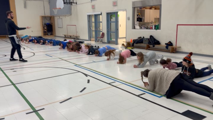 Strong kids don’t happen by accident.🧠💪🏼🤍 🍎📚
When children learn how to move, fuel, and strengthen their bodies, everything improves focus in class, confidence in sports, and belief in themselves.
This week we kick off our 8-week journey into physical fitness, building strong foundations from the inside out.
Next week, we dive into nutrition the right school snacks, smart choices at home, and how to fuel growing bodies the best way possible.
We’re not just training kids.
We’re building stronger families.
#Sunnygym #StrongKidsStrongFamilies #HealthyHabitsStartYoung #weareassociated #poslunsproud