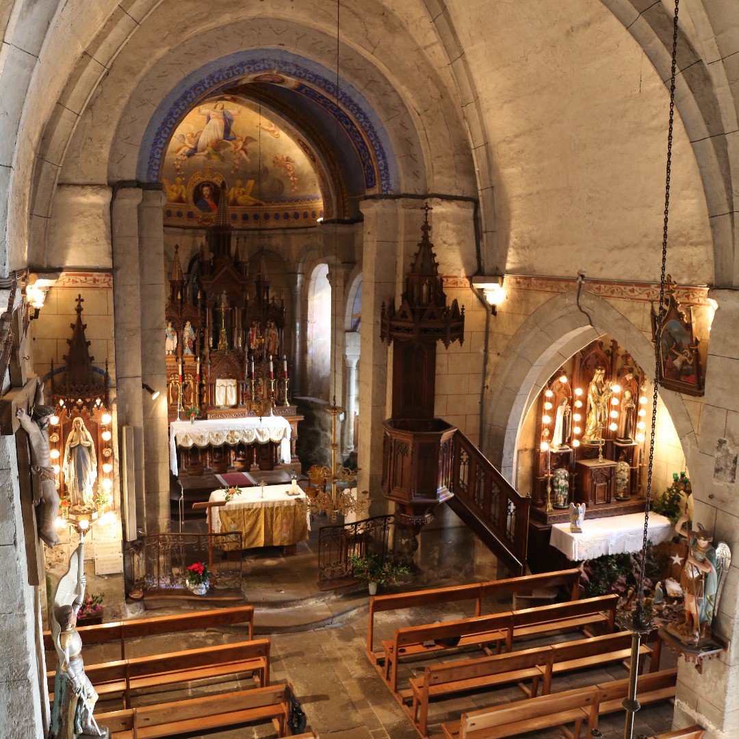 ⛪ À découvrir au sein de l’église Sainte Anastasie, l’ensemble du mobilier (autels, retables, chaire à prêcher, confessionnaux) renouvelé au cours du XIXe siècle et commandé à la famille Peuch, menuisiers à Saint-Flour. Le maître-autel en chêne, qui mérite un regard plus attentif, figure parmi les pièces les plus importantes réalisées à cette époque dans la région.
#décoration #mobilier #église #intérieur #restauration #sainteanastasie #cantal #adesa #patrimoinefrancais #visitesguidées #auvergne