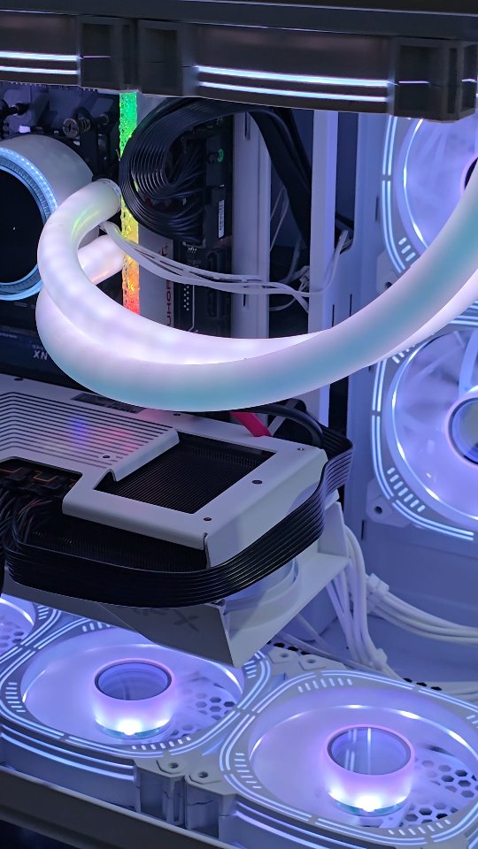 Seu computador precisa ser uma ferramenta confiável — não uma aposta.
Na Única Computadores, cada máquina é montada com critério: componentes alinhados ao seu uso (lazer ou trabalho), montagem limpa, ajustes finos e validação completa antes de entregar.
✅ desempenho consistente
✅ estabilidade e acabamento profissional
✅ montado, testado e pronto para uso
Quer um PC que acompanhe sua rotina e entregue performance de verdade?
📩 Fale com a Única e vamos montar o seu.