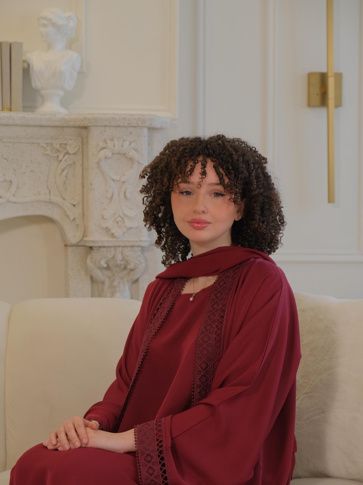 L’élégance dans chaque détail.
Kimono deux pièces en teinte bordeaux profonde, avec hijab assorti inclus.
Une silhouette fluide, pensée pour accompagner vos moments les plus précieux — du quotidien aux soirées de Ramadan et de l’Eid.
Disponible maintenant sur MHcollection.ca
Montréal, Canada
#montreal #montrealfashion #eid2026 #ramadan2026 #modestfashion