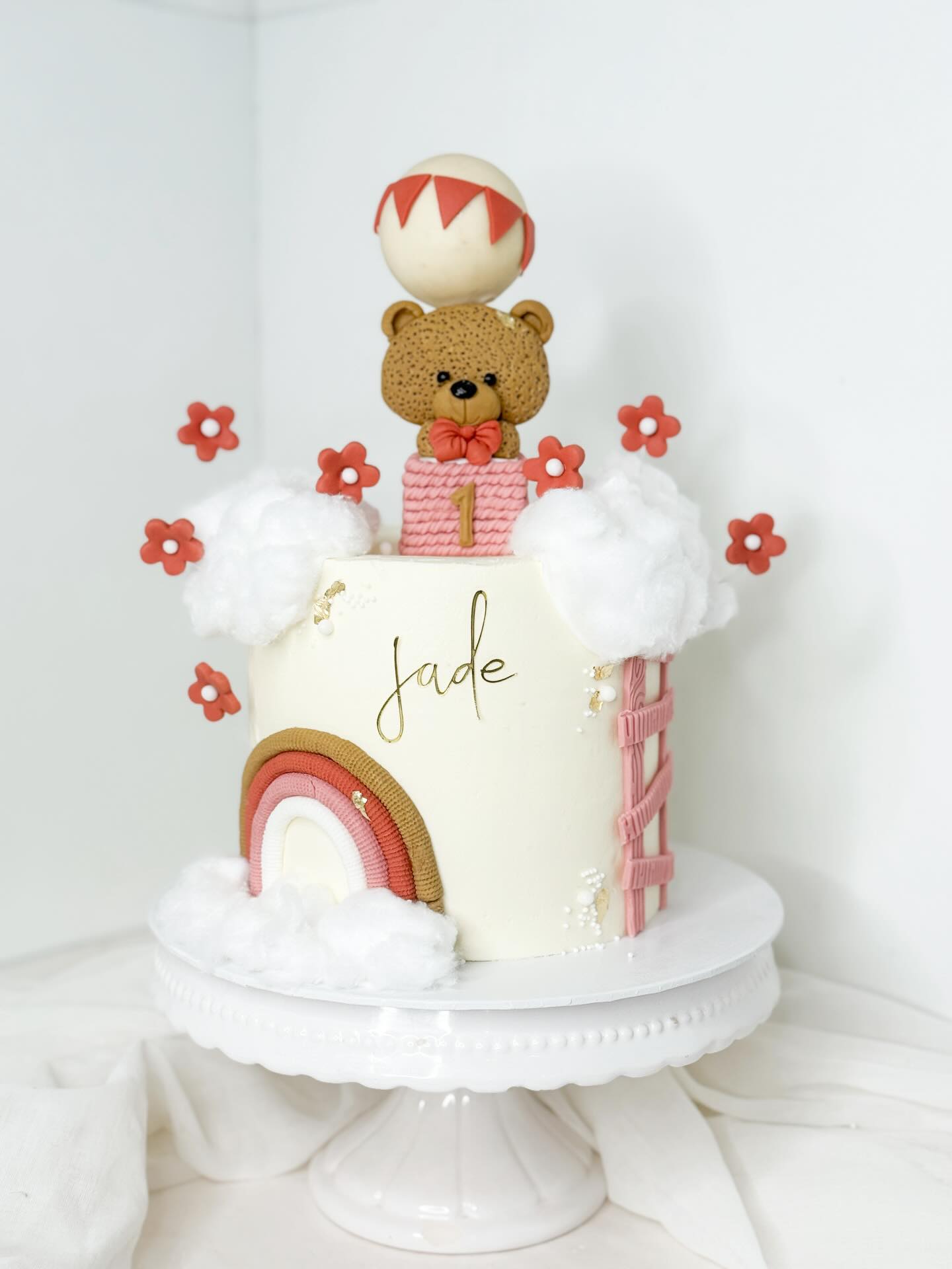 Jade a eu le droit à un gâteau tout doux pour fêter sa première bougie 🌸🧸
#cakedesign#gateauanniversaire#gateaulyon#birthdaycake#girly