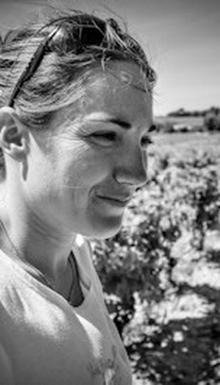 Na enige tijd uitverkocht te zijn geweest zijn twee van de drie wijnen van @domaineelodiebalme binnenkort weer beschikbaar. De Champs Libres ROAIX #cotesduroussillonvillages - één van de favorieten van 2025 van @winesinthehague en de #rasteau zijn heerlijke stevige wijnen. Allebei een blend van GSM, alleen is Rasteau aangevuld met Carignan.
Jammy, bosbes & bramen en tonen van garrigues. Een fijne complexiteit en aangename afdronk, met fijne zuren die een fijne balans geven. Kortom zon in je glas en lekker met vlees met stevige sauzen. En dat is nog best lekker met het koude en natte weer.
#arphinewijnen #rhonewijn #stoofpotje