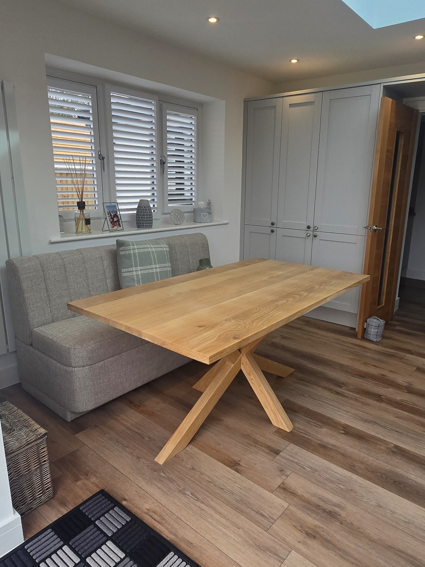 Solid oak scandi spider pedestal 😚 ?? We like a bit of that 😍
.
.
.
.
.
#oakdiningtable #oakfurniture #woodwork #handmadefurniture #sheffield