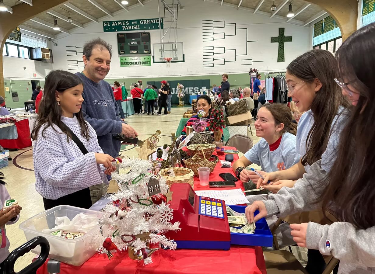 ReadUp Youth's Missouri Chapter hit it off at a local art fundraiser! 🎨 Volunteers hosted a candle-making event inspired by the Wicked movie for sale, gathering over $500 combined from our amazing team's efforts. 💚🩷