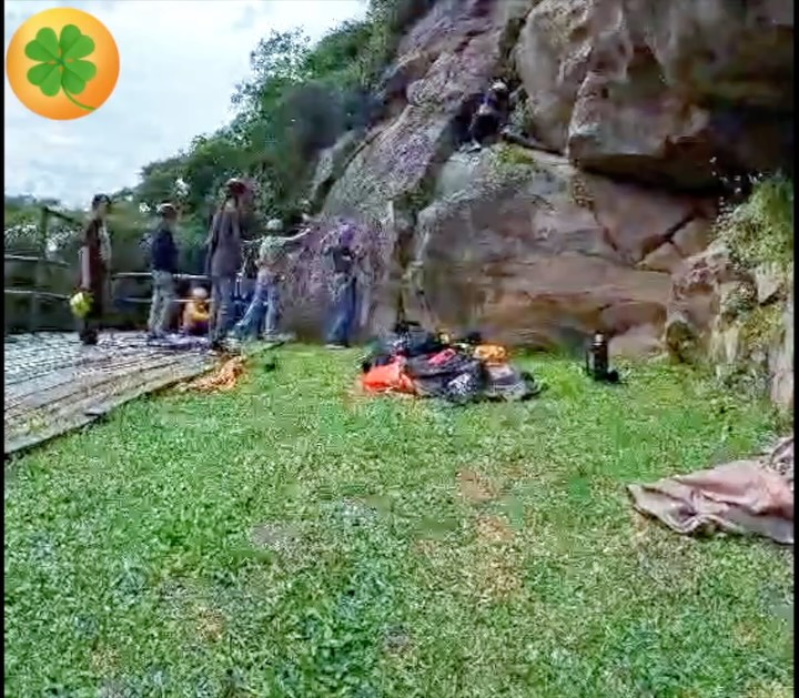 🌿🏕️ Más allá del aula: una aventura de conexión y crecimiento 🏕️🌿
La reciente acampada con nuestros chicos y chicas de Bachillerato fue una experiencia profundamente humana y significativa. Lejos de las aulas y en pleno contacto con la naturaleza, nuestros adolescentes aprendieron a cuidarse, a escucharse y a apoyarse los unos a los otros. 💚
En cada actividad compartida —desde organizarse en el campamento y cocinar juntos en equipo 🍅, hasta superar sus propios límites en la pared de escalada 🧗♀️— se fortalecieron valores esenciales como el respeto, la solidaridad y la responsabilidad.
Entre risas, nuevos desafíos y momentos de reflexión, esta convivencia dejó huellas que van mucho más allá del recuerdo. Aportó directamente a su crecimiento personal y a ese sentido de comunidad que tanto promovemos en El Trébol. 🌱
Agradecemos profundamente a las familias por la confianza y por permitirles vivir esta increíble aventura de seres humanos sintientes. ✨
📍 #ElTrebolMontessori #ComunidadMontessori #Bachillerato #EducacionParaLaVida #TrabajoEnEquipo Naturaleza DesarrolloPersonal Adolescencia Escalada