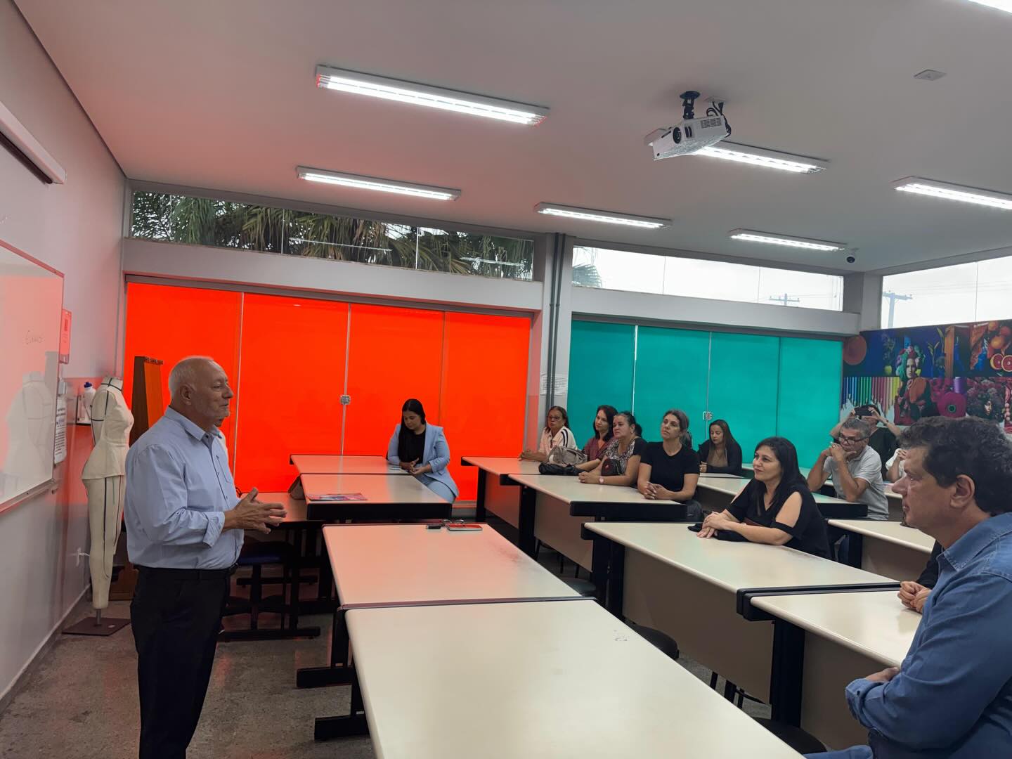 Teve início nesta segunda-feira (23/02) a nova etapa de qualificação profissional promovida pelo SINVEST, em parceria com o SENAI, reforçando o compromisso do sindicato com a formação da mão de obra do setor do vestuário em Goiás.
Nesta ação, foram abertas três turmas, distribuídas em dois cursos:
🧵 duas turmas do curso de Costureiro Sob Medida (nos períodos da tarde e noturno)
📐 uma turma do curso de Modelagem, ampliando o acesso à capacitação profissional.
A abertura contou com a presença do presidente do SINVEST, José Divino Arruda; do diretor da Faculdade de Tecnologia Senai Ítalo Bologna, Dario Queija; e da professora Hélia Maria de Faria, coordenadora da área de Moda da unidade, Divino Rodrigues de Freitas
Vice-presidente da AMEM-Associação Maçônica de Assistência Social em Goiás.
Além da formação técnica, a iniciativa incorpora o projeto social Costurando Calor, Tecendo Dignidade, unindo aprendizado, geração de renda e solidariedade é um projeto da AMEM-Associação Maçônica de Assistência Social em Goiás.🧵🤍