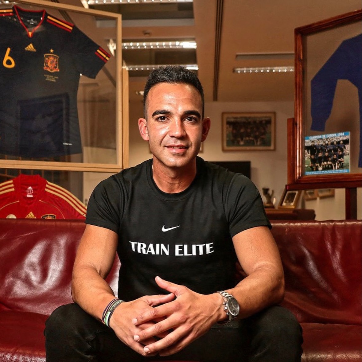 Hoy tengo el honor de aparecer en @diarioas compartiendo parte de mi experiencia en el fútbol profesional y en la conquista de La Décima con el @realmadrid
Gracias al equipo de AS por el interés y por dar visibilidad al trabajo que hay detrás del rendimiento deportivo.
Seguimos aprendiendo, creciendo y ayudando a futbolistas a rendir mejor cada día.
🔗 @taverman https://as.com/futbol/champions/en-las-entranas-de-la-decima-tras-ganar-la-copa-cristiano-apago-la-tele-no-se-celebra-hasta-ganar-la-champions-f202602-n/