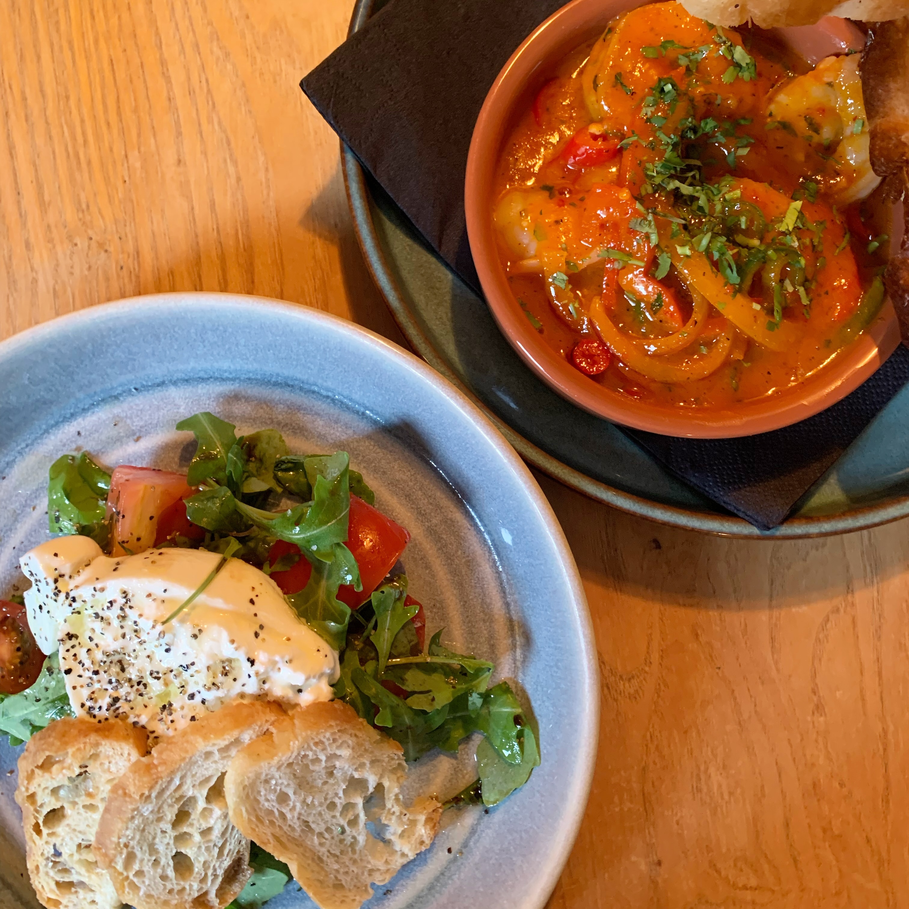 Summer starters 🦐 ☀️ 🍅 fresh burrata salad and spicy pil pil prawns are a perfectttt combo!👌🏻