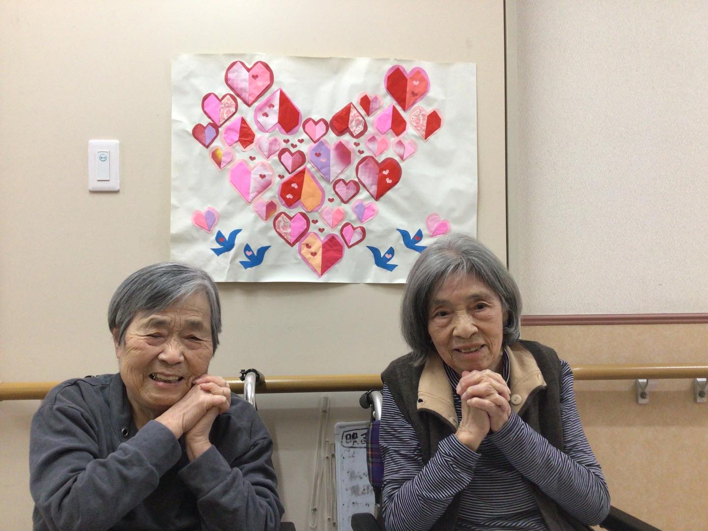 皆さんで作った小さなハートの折り紙で、大きなハートの壁飾りが完成しました!!😍
利用者様だけでなく、職員の皆さんも嬉しそう!❤️
#介護 #手芸 #ハート #折り紙