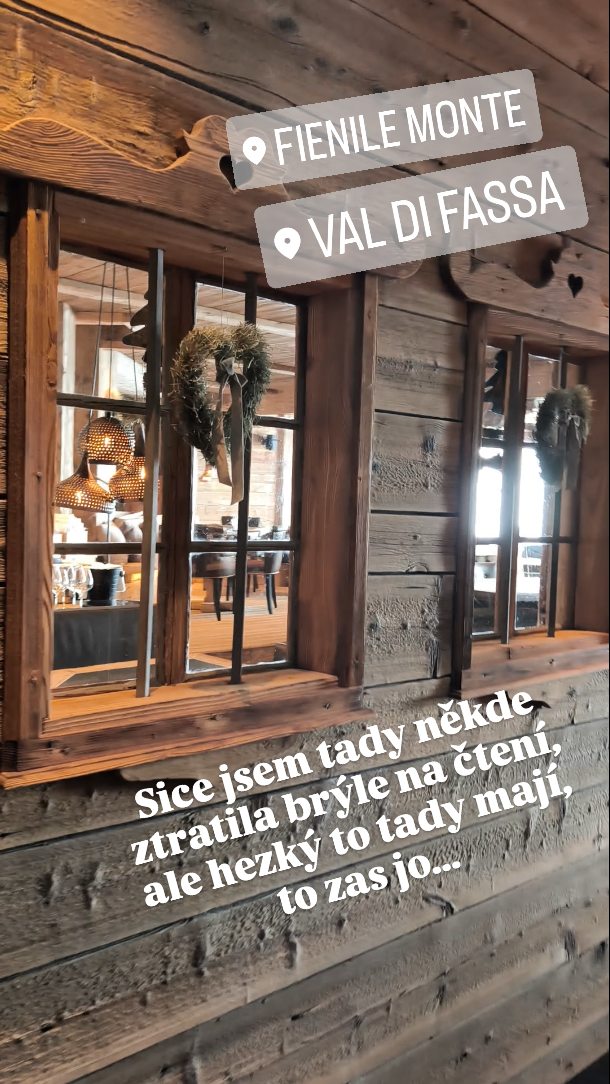 Krásná moderní "chaloupka" ve svahu... A prý tady dělají super steaky... My tady ale byli jen na drink... Rezervace na oběd berou i na několik dní dopředu...
#vimteamcz #visititaly #visitdolomites #valdifassa