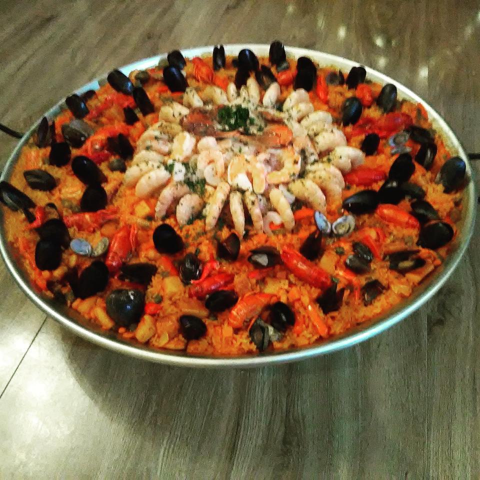 Deliciosa Paella marinera para 10 platos de CUMPLEAÑOS, el fin de semana. No te provoca una igual? Anímate te va a encantar ! RESÉRVALA YA!! 3184214326 - www.mipaella.co - pedidos@mipaella.co.