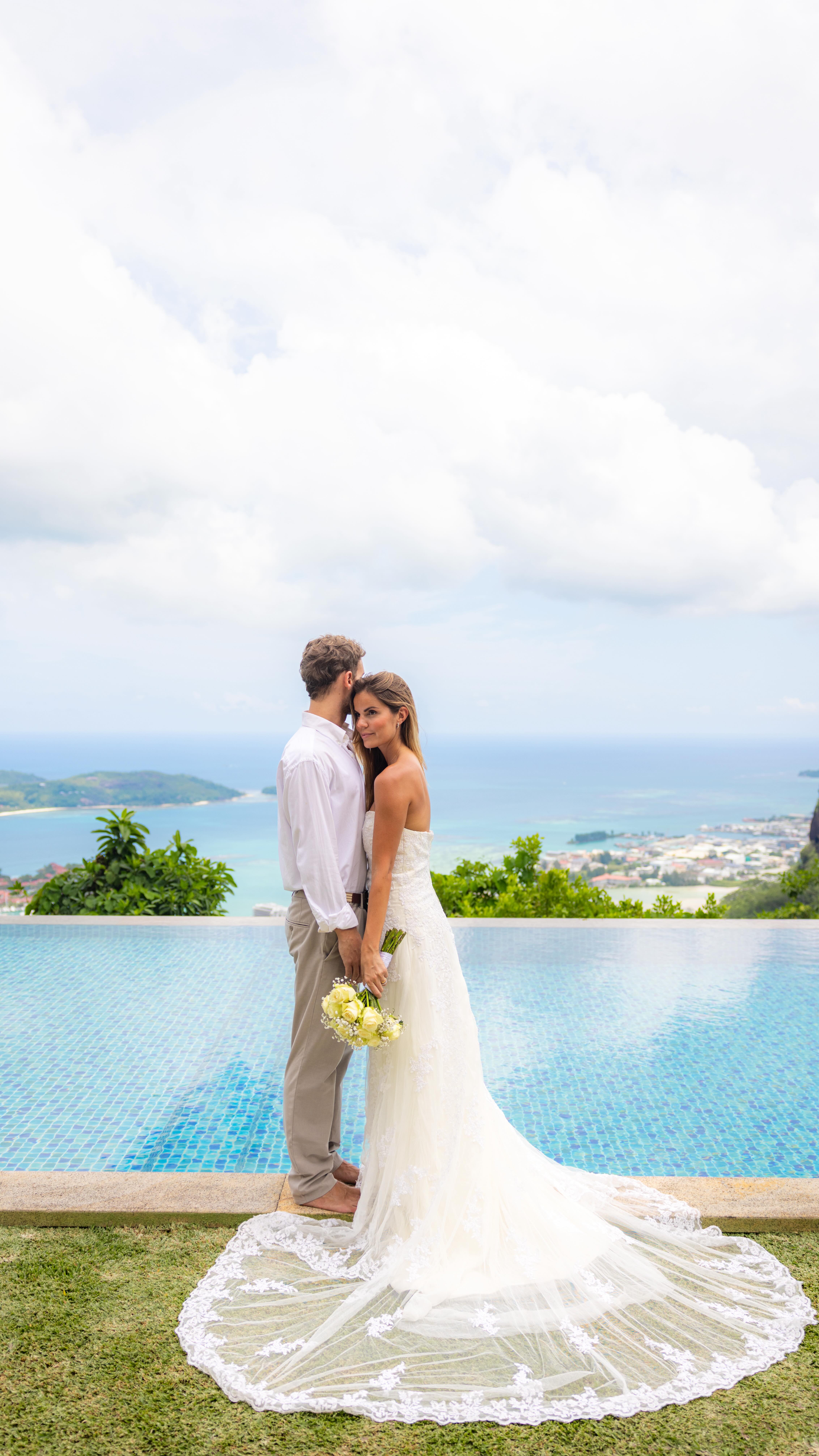 ✨ Traumhochzeit in der Villa Salazie auf Mahé ✨
Eine exklusive Hochzeitszeremonie in einer der schönsten Luxusvillen der Seychellen – mit atemberaubendem Blick, absoluter Privatsphäre und tropischer Eleganz.
Bei Sommers Weddings & Events Seychelles organisieren wir eure Hochzeit von A bis Z.
Von der perfekten Location bis zur traumhaften Villa für eure Zeremonie oder euer Event mit Familie und Freunden – wir kümmern uns um jedes Detail.
Ob intime Hochzeit, luxuriöse Villa-Wedding oder besonderes Event – wir gestalten euren Tag einzigartig und unvergesslich.
📍 Location: @villa_salazie_seychelles
📸🎥 Photographer & Videographer: @thevisualsduo_weddings
Event Planner: @sommers_seychelles
—
📲 WhatsApp: +41 79 778 17 02 or
📧 Info@sommers.sc
www.sommers.sc
Wir sind deutschsprachig vor Ort und begleiten euch persönlich.
Luxury Weddings in Seychelles.
From A to Z – we organize everything. 🤍
#seychelles#seychelleswedding #mahewedding #luxurywedding #weddingsseychelles