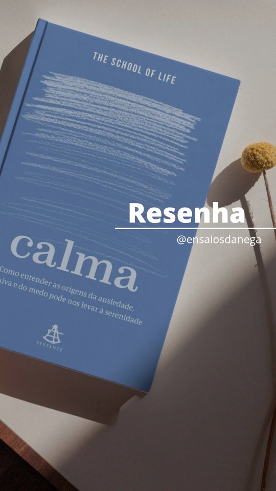 O carnaval acabou. O glitter ficou no chão. E a mente… continua acelerada.
Entre um bloco e outro, a gente extravasa. Mas quando a festa termina, vem o silêncio — e é nele que a ansiedade, o cansaço e os pensamentos começam a falar mais alto.
Foi nesse clima de “e agora?” que eu mergulhei em Calma, da The School of Life, publicado aqui no Brasil pela @editorasextante ❤️
O livro é um convite direto e sensível para entender as origens da nossa ansiedade, reconhecer como a agitação influencia nossas decisões e aprender — com inteligência emocional — a cultivar um estado de espírito mais sereno. Não é sobre eliminar o caos. É sobre saber atravessá-lo.
Depois de dias intensos, talvez o maior ato de autocuidado seja desacelerar com intenção. Se o carnaval foi intenso por fora, que tal organizar por dentro?
📚 Calma está à venda no nosso Cantinho na Amazon (link na bio). Ao comprar por lá, você apoia o Ensaios da Nega e fortalece meu trabalho literário.
Já leu ou ficou curiosa? Me conta aqui nos comentários 💫
#bemestar #ansiedade #ensaiosdanega #parceirosdasextante #publi dicasdeleitura