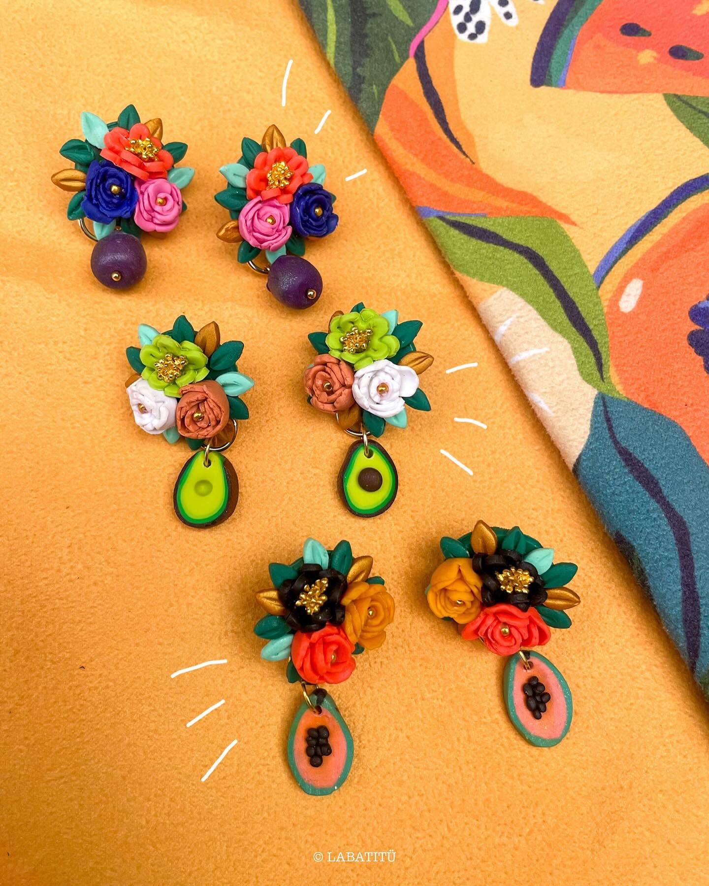 Llegaron 3 nuevos modelos frutales y no puedo amarlos más 🫐🥑🥭
Tenía ganas de seguir jugando con frutas, mezclarlas con flores y crear diseños que se sintieran alegres, livianos y con esa vibra rica de verano que tanto me gusta. Así nacieron estos tres nuevos aritos: arándano, palta y papaya.
Cada uno tiene su propia personalidad, pero todos comparten lo mismo: son llamativos, diferentes y perfectos para levantar cualquier outfit. Son de esas piezas que te pones y automáticamente te sientes más feliz (sí, pasan esas cosas 🥹).
Hice poquitos de cada modelo, así que si alguno te flechó, corre a la web antes que vuelen 💛
¿Cuál es tu favorito: 🫐🥑 o 🥭?