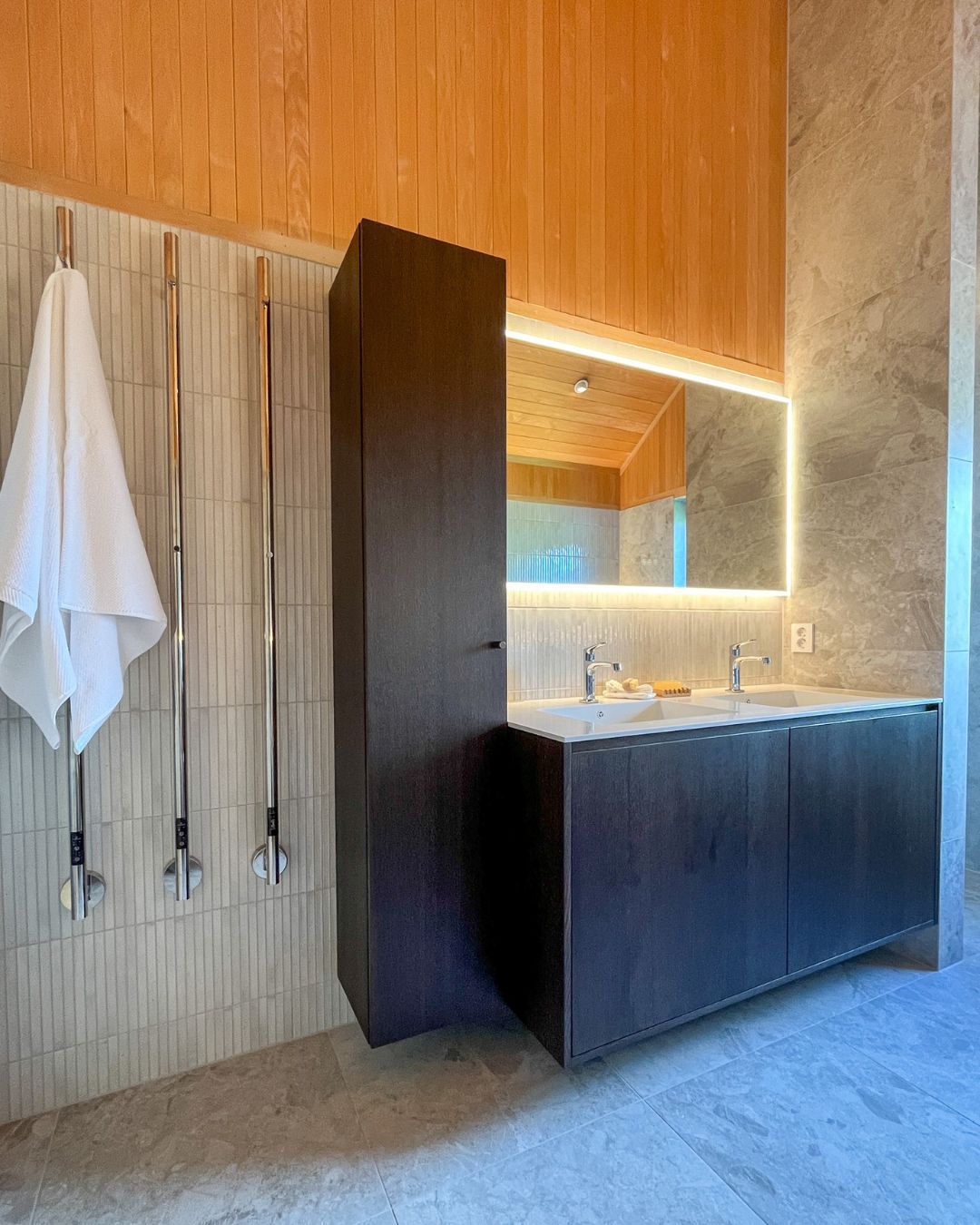 På dette prosjektet laget møbelsnekker innredning som er skreddersydd for badet, og for å få plass til så mye som mulig. Oppbevaring var viktig for oppdragsgiveren og her har de fått gode og dype skuffer. For å bryte med den originale panelen er innredning mørkbeiset. Ble det ikke lekkert? 😍