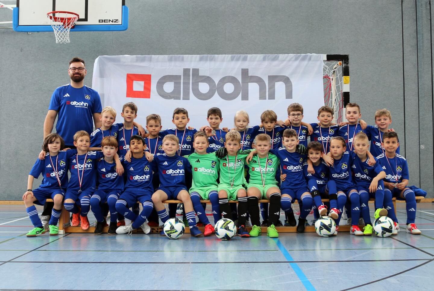 Vielen Dank an Fabian Groll und der Firma Albohn Fentersysteme für die neuen Trikotsätze unserer U8. 🔵🟡www.albohn.de