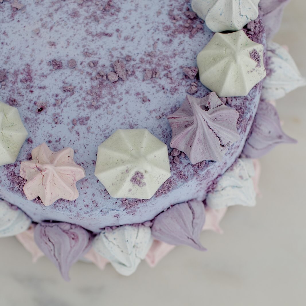 Vocês pediram e nós ouvimos! Os nossos bolos coloridos mais bonitos de SEMPRE estão prestes a voltar! Estejam atentas… 🩷💜🩵