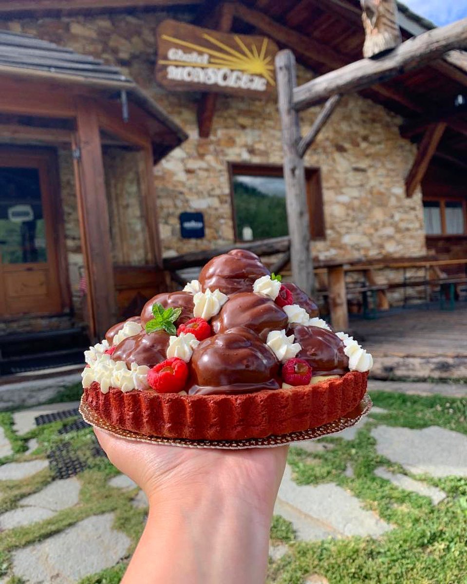 Una delle nostre tante delizie d’asporto nel suo habitat naturale😍
Per riprendersi dal caldo di questi giorni ci vuole una passeggiata in montagna 🏔
E per riprendersi dalla passeggiata ci vuole un profiterole su base di frolla 😋
Meglio ancora se scegli tu dove e quando gustarlo 😉 #takeaway #chaletmonsoleil #solocosebuone