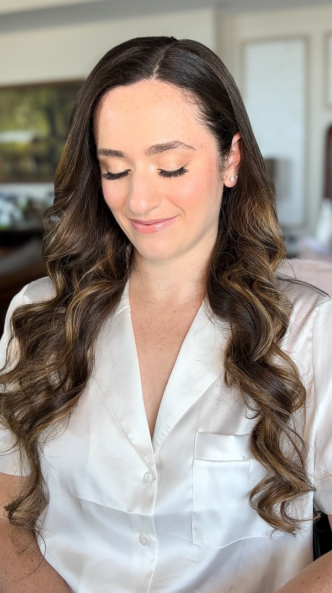Are you a bride who barely wears makeup but knows you need a little something extra for your wedding day? Let me show you that firstly, there is no law that says because it’s your wedding you need to do something way out of your comfort zone. Sometimes looking like a bride means- freckles peeking through, natural skin finish, polished, and fresh. This stunning skin was custom blended with my airbrush (I call it my magic wand) and it gave her the PERFECT coverage where she would look like she was just born with that seamless blended glow. Dont let instagram get in your head and make you think you need 10 layers of different foundations to be the bride you’ve always dreamed of. Lets create a look that feels like the best version of YOU.
Hair by @gsmakeupartistryandhairstyling
#airbrushmakeup #southfloridamakeupartist #deerfieldbeach #bocaraton #naturalmakeup
