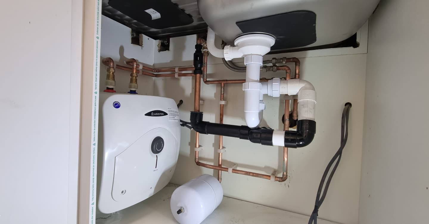 Ariston water heater install! This was a tight squeezeeee underneath a kitchen sink and Ran out of white fitting😅🤦🏾♂️but got the job done 💪🏾💪🏾💪🏾#plumber #Hashtagplumbing #plumbproud #plumbersworld #freshandclean #plumbing