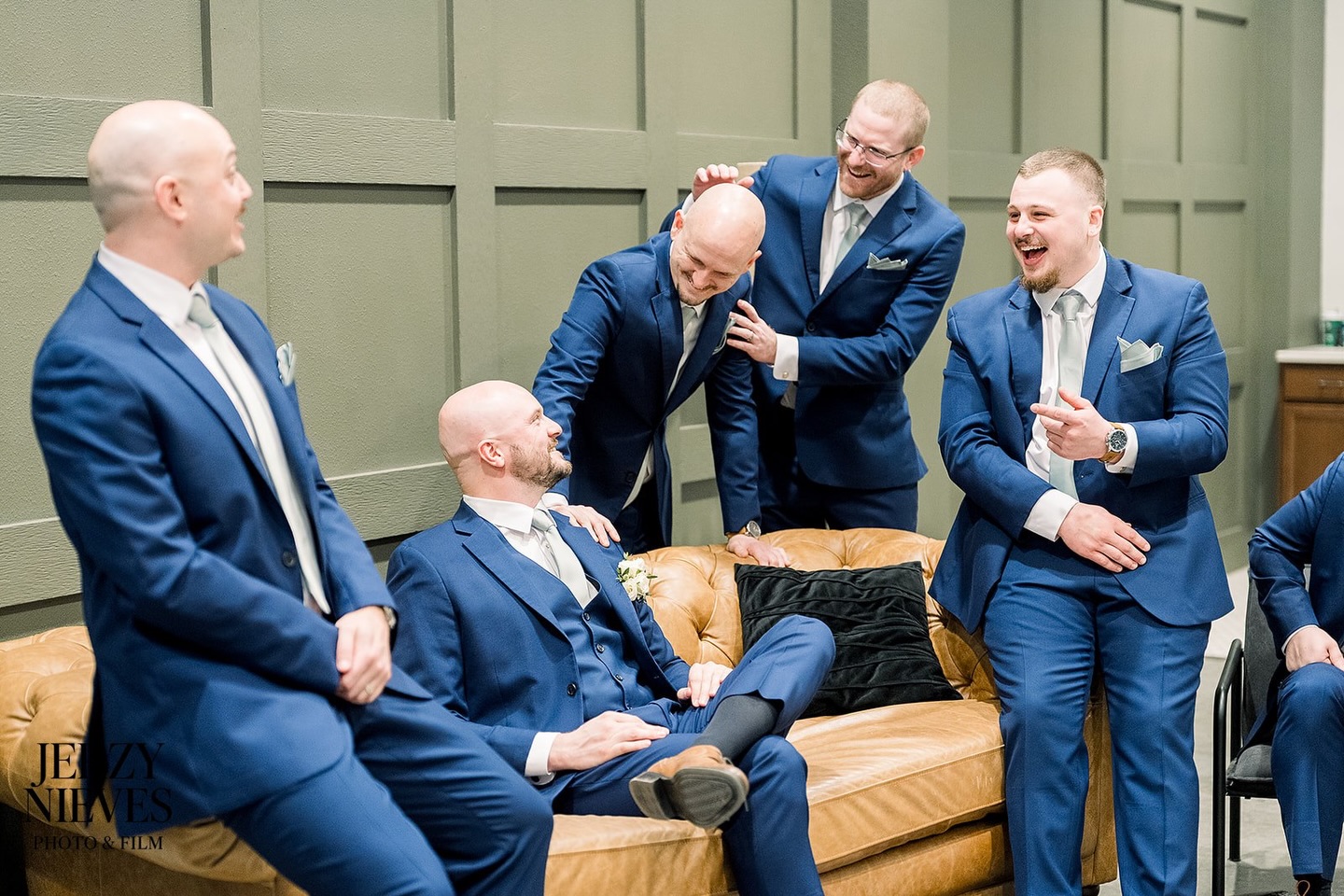 Your wedding day is a big deal — and so are the guys standing next to you.
Take the time to relax, laugh, grab a drink, tell old stories, and just enjoy the moment with your groomsmen. These are your people.
The ones who’ve had your back long before the tuxes went on.
Venue: @simpsonlakes.events
Tuxes: @menswearhouse
Photo/video: @jerzynievesphotos
Coordinator: @wanderlusteventcompany
#tampaweddingcoordinator #tampamonthofcoordinator #weddingplanner #stpeteplanner #travelingweddingplanner