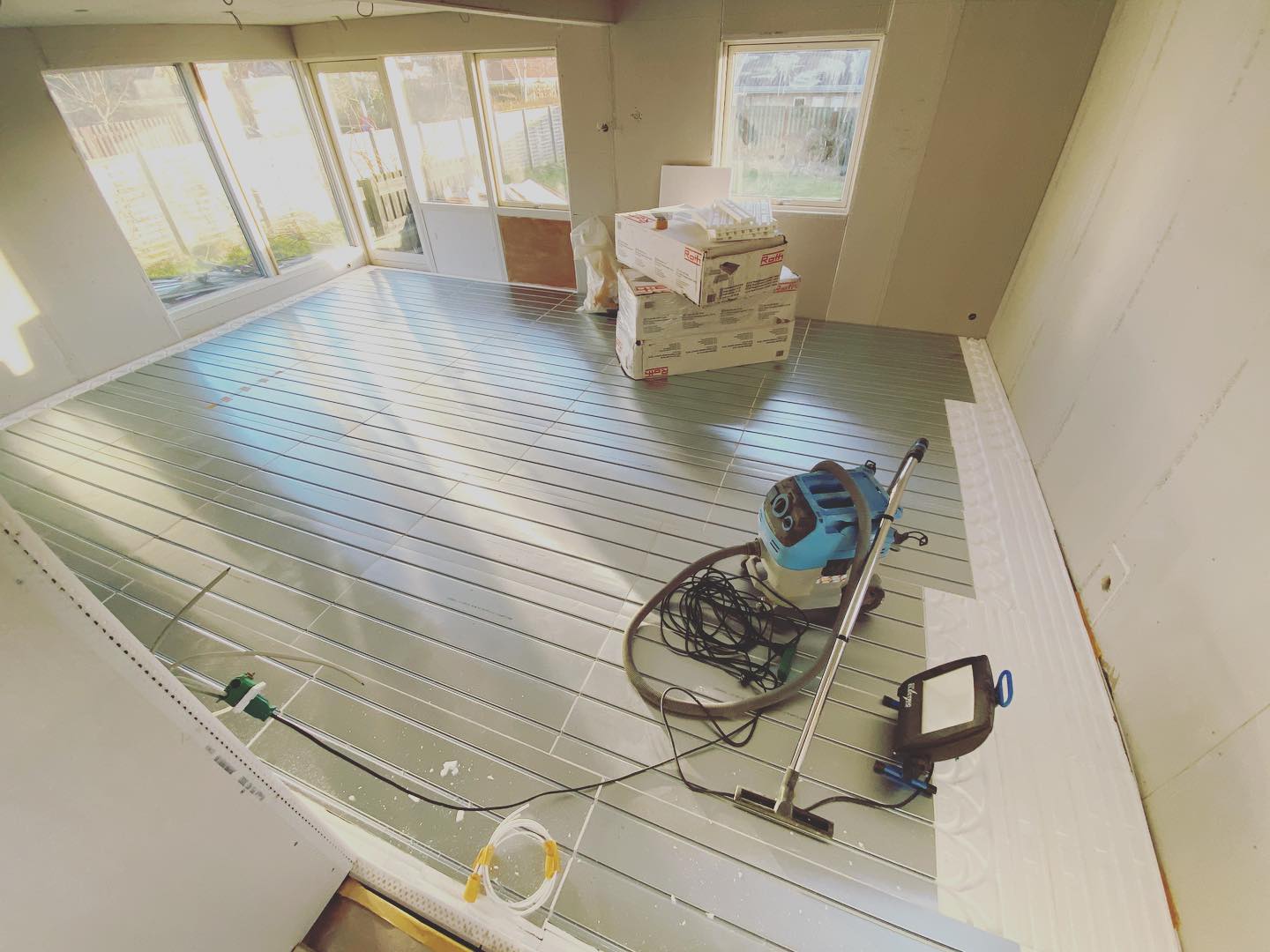 Udlægning af varmefordelingsplader, færdig byggehøjde inkl. trægulv kun 40mm! 😃 #rothnordic #renovering #vvskraft #gulvvarme