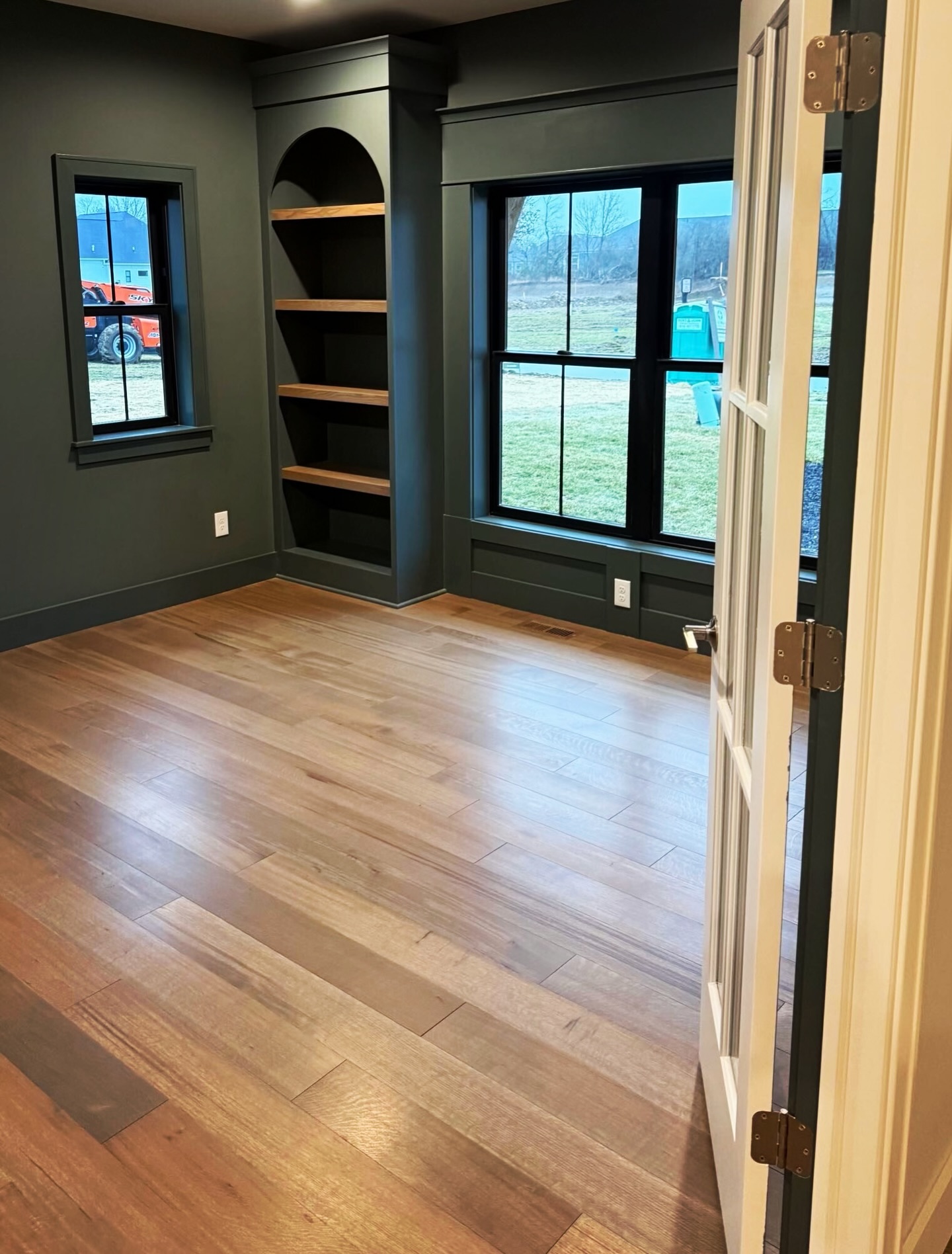 There’s nothing more timeless than 6” white oak, especially in a rift and quartered cut. The linear grain brings quiet movement and natural character, while this rich Cocoa Mint finish adds warmth with a refined, tailored edge. #TimelessFlooring #OldWorldCustomHomes #GrafCustomHardwood #SimplyQuartered