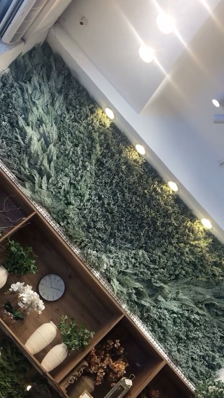 Paredes ganham vida e sofisticação com um toque inspirado na natureza. Jardim vertical é a aposta mais inovadora para transformar ambientes sem graça em um lugar totalmente aconchegante 🌿🍃
#jardimvertical #jardimverticalpermanente #gardem #inspiration