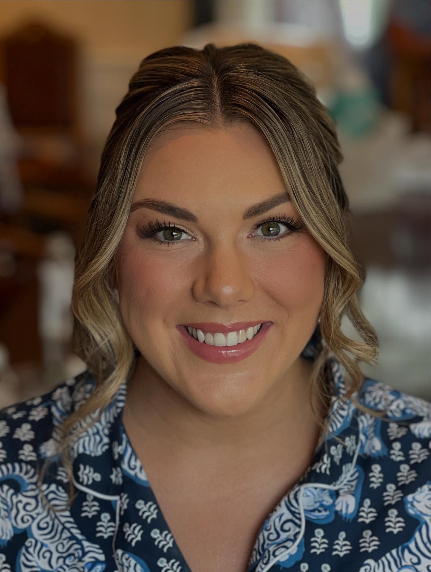 This bridal bronzey glow — SWIPE to see the difference between the wedding day & trial!
The differences 1️⃣ Spray Tan 2️⃣ More foundation coverage for wedding day started lighter at trial and then bride decided to go with full coverage for wedding day 3️⃣ more dramatic lashes to open the eyes
These 3 changes brought the bride to the vision she was going for and isn’t she flawless 💛
Makeup | Brittney
Hair not provided by flawless