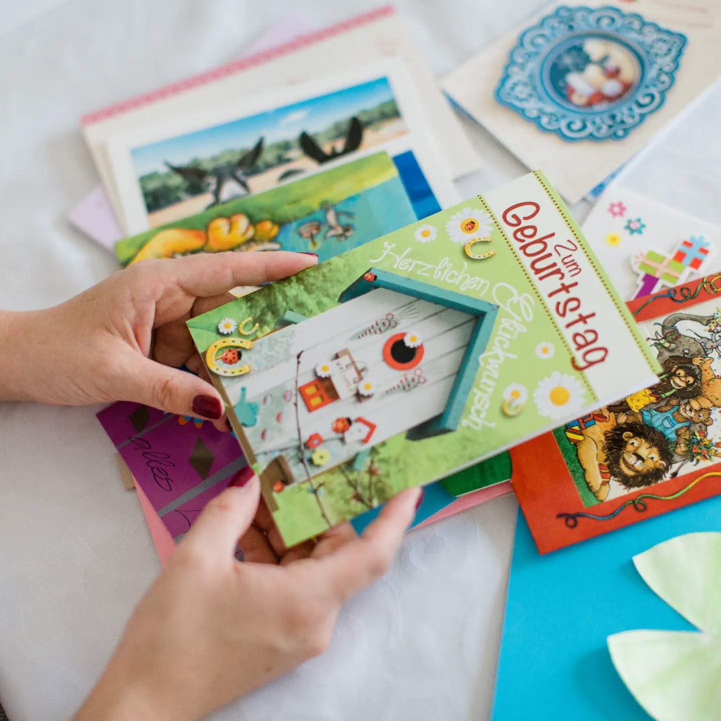 Erinnerungsstücke! Die letzte und schwierigste Kategorie der KonMari® Methode. Auch hier gilt es auszumisten und mit der Vergangenheit abzuschließen. Diese Kategorie zu erledigen ist emotional und befreiend gleichzeitig. Es heißt auch, erwachsen zu werden und sich zu lösen. Und danach ist das Aufräumfest fertig 🎉
#glueckssachen #sparkjoy #konmari #mariekondo #konmariconsultant #magiccleaning #ordnung #ordnungscoach #ordnungsberatung #aufräumen #ausmisten #entrümpeln #organisieren #ordnungshilfe #linz #leonding #oberösterreich