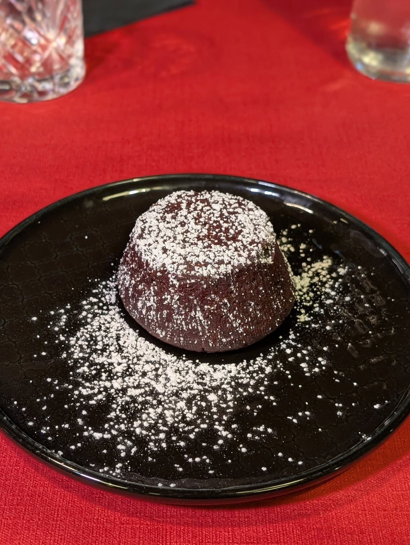 Chiedilo piccante! 🌶️
Sono rimasti gli ultimissimi pezzi del nostro tortino al cioccolato con cuore caldo al peperoncino, leggermente piccante, di nostra produzione ❤️🔥 Li trovi solo fino a esaurimento scorte e sono buonissimi, quindi corri! 🏃🏻
Guarda il menù completo sul sito al link in bio 👆🏻
Seguici per tutte le novità 💫