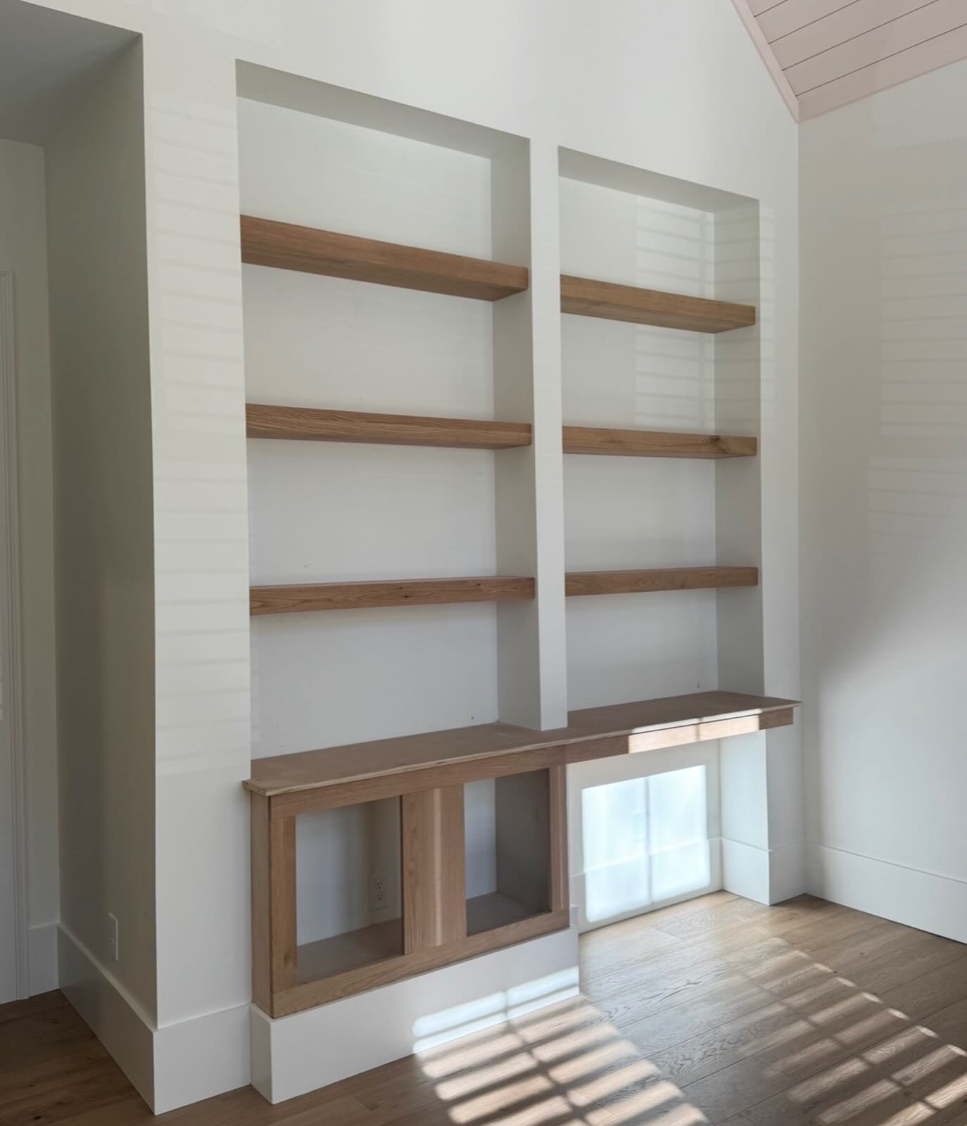 Custom built-in shelving installed for a seamless, elevated look.
Natural wood tones paired with crisp white for the perfect balance. 🙌🏼
Designed to fit. Built to belong.
#BuiltInShelves #CustomCarpentry #InteriorDetails #ModernHome