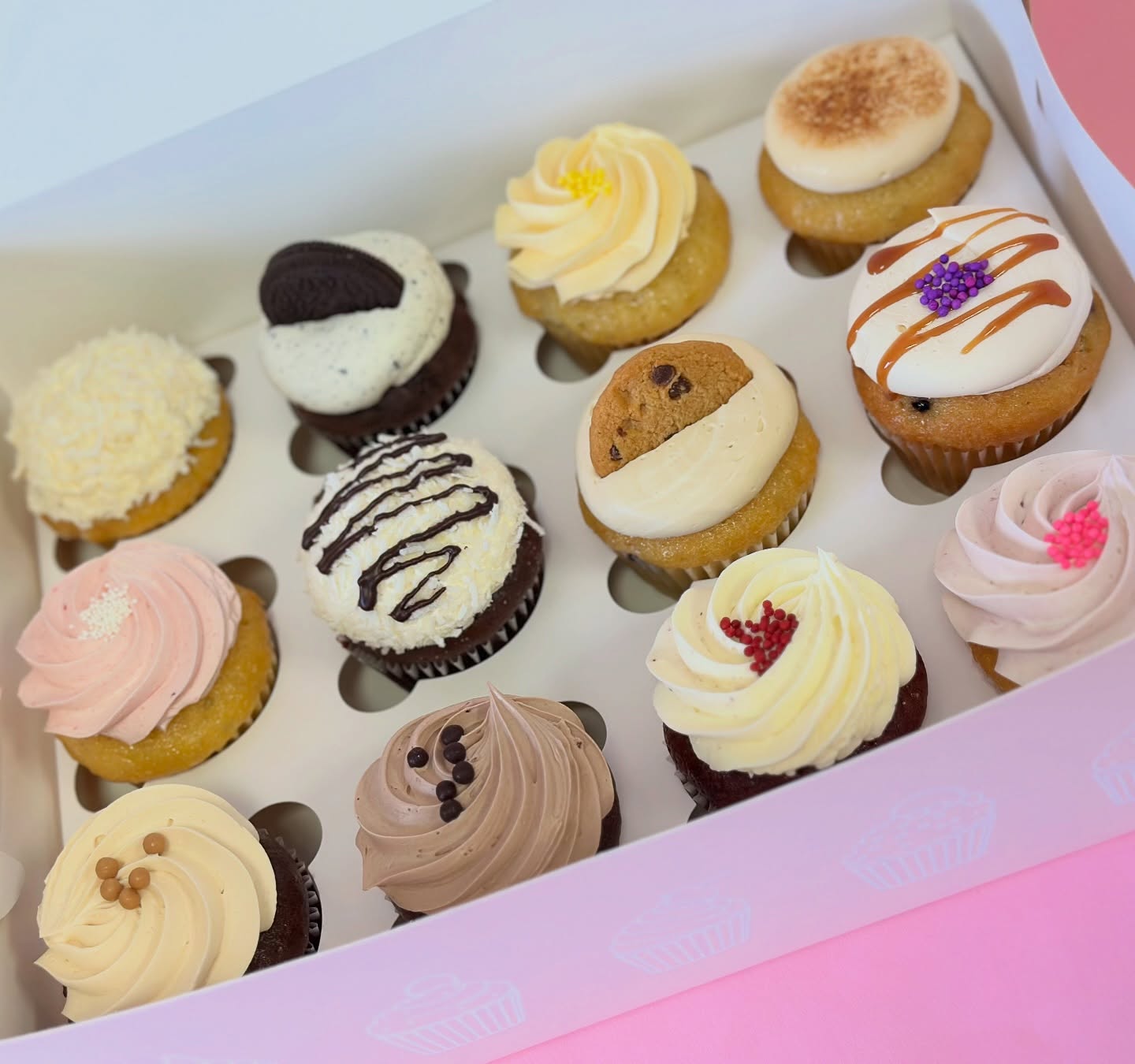 Your perfect box, your way 🧁
Pre-order your own curated dozen, tailored to your taste! (link in bio)✨
With currently 25 flavours to choose from, there’s definitely something for every craving.☺️
#SwirlsCupcakes #MississaugaCupcakes #CupcakeLovers #TreatYourself #SweetChoices #CupcakeBox #MississaugaBakery #GTAEats #NutFreeBakery #ButtercreamCupcakes