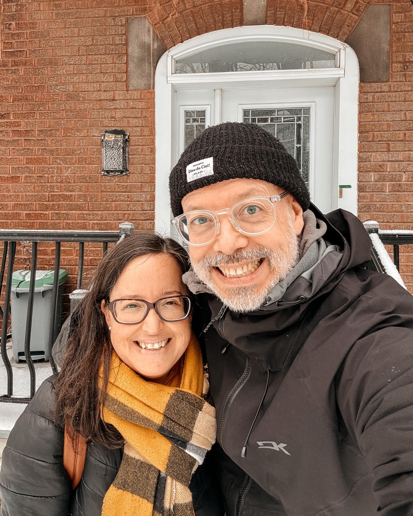 L’agent immobilier du jeune couple qui a acheté notre maison m’a demandé lors de l’inspection : « Alors, vous déménagez dans plus grand? » Je lui ai répondu : « Non, pas vraiment. Nous déménageons dans deux fois plus petit. »
Nous avons vécu plusieurs transitions au fil des années. Vous avez peut-être suivi nos aventures de Chicoutimi > Trois-Rivières > Mascouche > Laval et maintenant > Montréal. Certains parmi vous peuvent penser que nous avons la bougeotte, ou que nous quittons des ministères rapidement lorsque c’est trop difficile. Mais si je prenais un café avec vous, c’est avec force que je vous dirais que nous n’aspirons pas à des changements sans raison. Chaque fois que nous avons déménagé, c’était pour obéir à Dieu dans un nouveau contexte. Chaque fois que nous nous sommes rapprochés de la grande ville, c’était pour la gloire de Dieu. 𝘾𝙝𝙖𝙦𝙪𝙚 𝙛𝙤𝙞𝙨 𝙦𝙪𝙚 𝙣𝙤𝙪𝙨 𝙖𝙫𝙤𝙣𝙨 𝙘𝙝𝙖𝙣𝙜é 𝙙𝙚 𝙘𝙤𝙢𝙢𝙪𝙣𝙖𝙪𝙩é, 𝙘’é𝙩𝙖𝙞𝙩 𝙥𝙖𝙧𝙘𝙚 𝙦𝙪𝙚 𝙣𝙤𝙪𝙨 𝙨𝙖𝙫𝙞𝙤𝙣𝙨 𝙦𝙪𝙚 𝙡’œ𝙪𝙫𝙧𝙚 𝙙𝙚 𝘿𝙞𝙚𝙪 𝙚𝙨𝙩 𝙥𝙡𝙪𝙨 𝙜𝙧𝙖𝙣𝙙𝙚 𝙦𝙪𝙚 𝙣𝙤𝙨 𝙨𝙖𝙘𝙧𝙞𝙛𝙞𝙘𝙚𝙨 𝙚𝙩 𝙣𝙤𝙩𝙧𝙚 𝙞𝙣𝙨é𝙘𝙪𝙧𝙞𝙩é.
(Suite dans les commentaires)