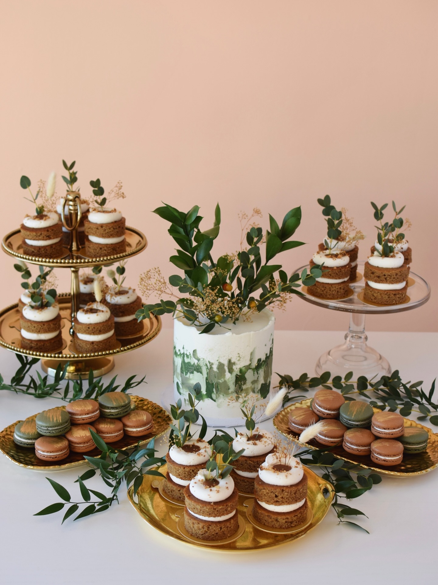🍃 Safari-inspired baby shower dessert table featuring a hand-painted buttercream cake filled with brown sugar cake & salted caramel buttercream 🤎 Paired with coordinating tea cakes & macarons for the perfect finishing touch.