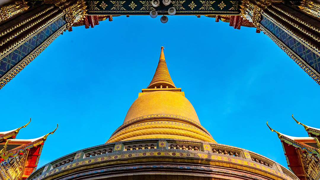 Bangkok is a dream city to shoot, if you pick the right Bangkok photography tour. 📸🇹🇭
Most “photo trips” still follow crowded stops. A photographer led route should be built around light, backgrounds, pacing, and moments that feel local.
In this guide we share how to choose Bangkok photo trips that deliver:
Variety across the city
Non touristy hidden gems
A sunset finish that feels iconic
Photos you actually want to keep
Our signature experience is the Bangkok Photo Walk Hidden Gems Tour, designed for real shooting conditions and finished at one of the most iconic views of Bangkok at sunset. 🌇
#BangkokPhotographyTour #BangkokPhotoTrip #BangkokStreetPhotography #WatRatchabopit #TravelPhotography #WalkTalkPhoto