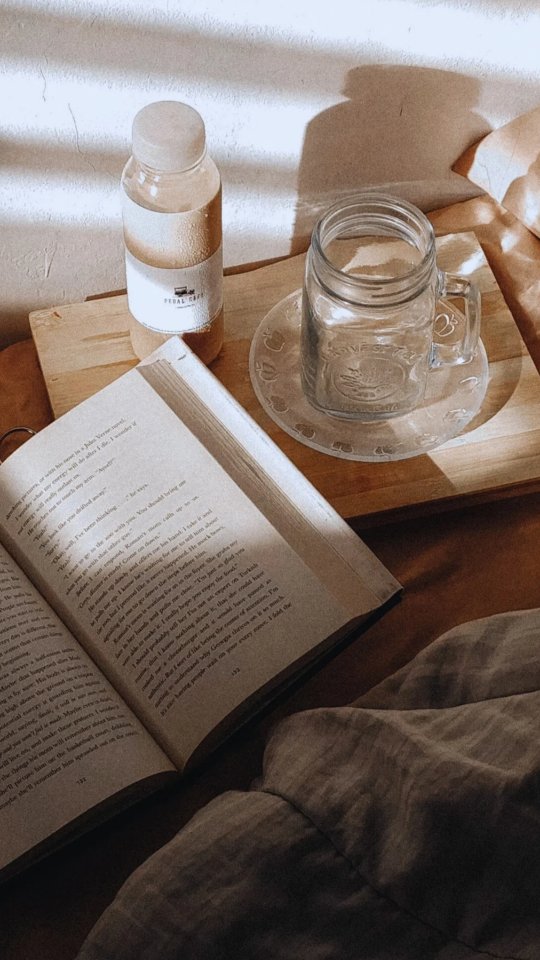 Tem livros que a gente relê como quem volta pra casa. Não é sobre repetir a história — é sobre reencontrar quem a gente era quando leu pela primeira vez.
A gente acha que vai encontrar a mesma história… mas nunca encontra. Porque o livro até pode ser o mesmo — mas nós não somos. A cada releitura, uma frase acende diferente, um personagem ganha outra camada, uma dor que antes passou batida agora aperta o peito.
Reler é um ato de coragem e de carinho. Coragem de encarar quem você foi quando leu pela primeira vez. Carinho de revisitar uma história que, de algum jeito, te salvou, te ensinou ou te abraçou.
Eu amo reler. É como visitar uma velha amiga: a conversa é conhecida, mas sempre sai uma verdade nova no meio do café.
Me conta: você costuma reler livros ou é do time “vida curta demais pra repetir leitura”?
#vidadeleitora #ensaiosdanega #livros #leitura