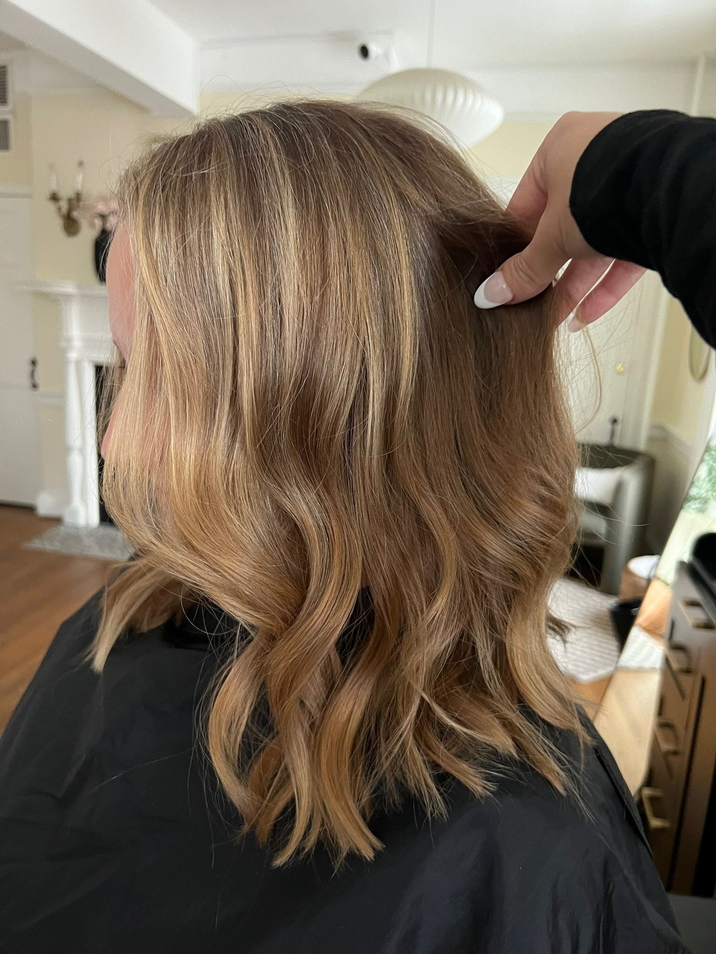 Warm doesn’t always mean red or copper or gold. Eris delivered bright dimensional color that glows and feels glossy by adding warmth and shine to her formula.
@hair.by.eris
#dmv #dmvhair #dmvhairsalon #highlight #alxva