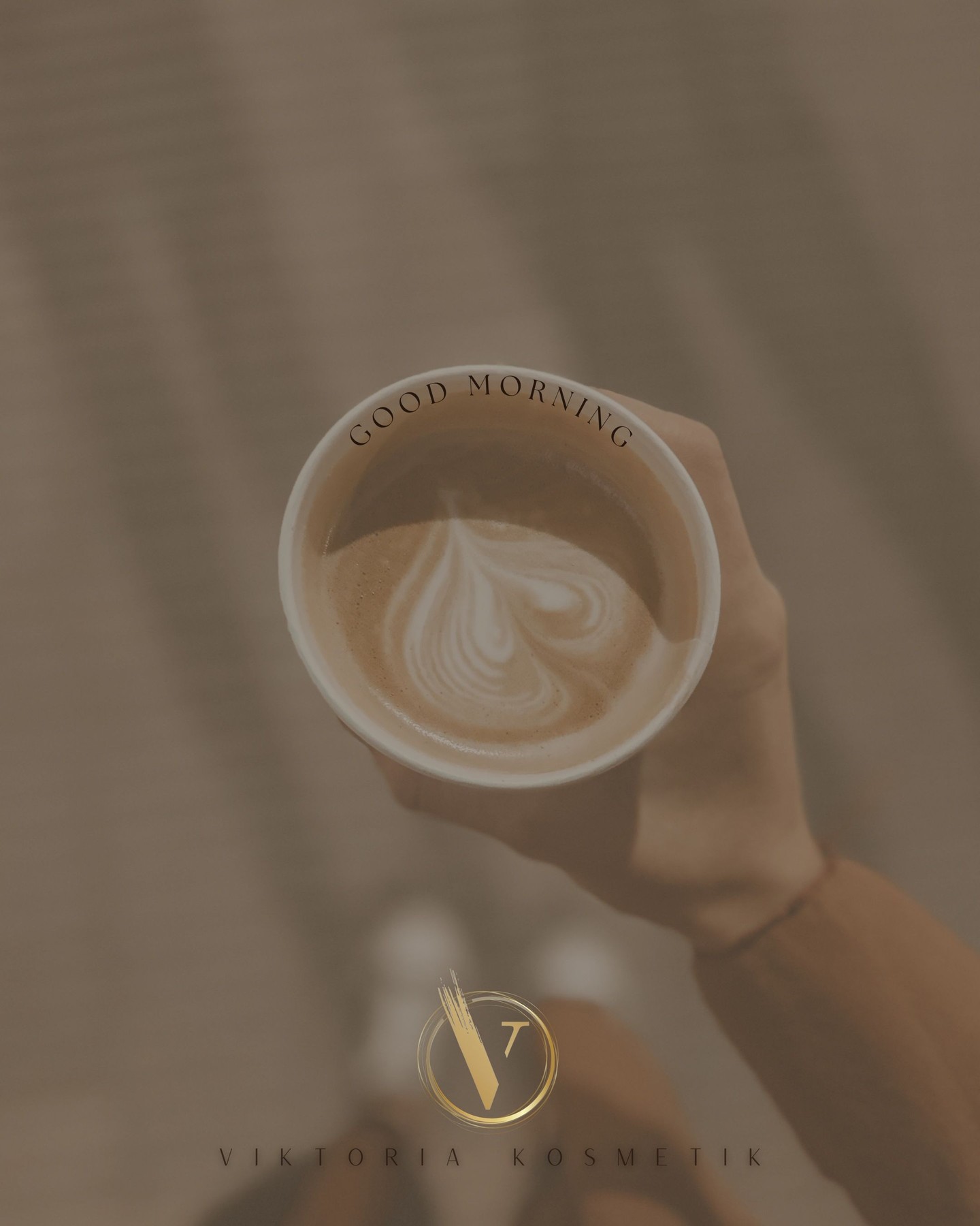 Manchmal sind es die kleinen Momente, die den Tag besonders machen.
Ein ruhiger Start, ein warmer Kaffee und ein Moment nur für dich.
Genauso soll sich auch ein Besuch bei uns anfühlen – entspannt, persönlich und mit ganz viel Liebe zum Detail.
Zeit für dich. Zeit für deine Schönheit. ✨
#SelfcareMoment #BeautyTime #Kosmetikstudio #kosmetikviktoria