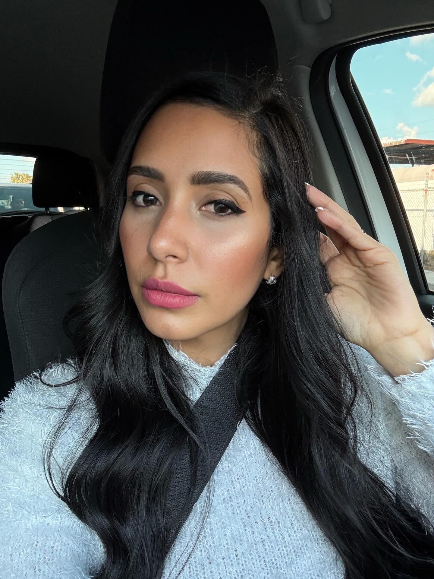 Unpopular opinion: some women can totally pull off the duck lips pose… unfortunately, I am not one of them! 😂 Swipe 👉🏼 to photos 2 and 3 and you’ll see exactly what I mean! 🙃
Honestly though? I look way better when I’m not trying so hard, and that’s actually kind of freeing. Swipe to the end and you’ll agree with me on this one. There’s even a rare smiling photo at the end… and those don’t happen often around here 🤭🤭🤭
Anywho… as you may know, I’m not a makeup girl. I swear, I do the exact same makeup every single time because it’s the only one I know how to do. BUT. I randomly tried the NYX “Crazy Lift” brow gel from NYX Professional Makeup and OH. MY. GOD. It’s actually amazing. I love the built-in styling comb. It makes it so easy! Even for someone like me, who clearly has no idea what she’s doing, it keeps my brows lifted and in place for hours. If you want the link, I’ll share it in my stories. Full transparency: I’m not affiliated with the brand, I’m just genuinely impressed. I mean… look at my eyebrows! 🥰
Anyway, I hope you’re having the best Sunday. I’m spending mine with family and listening to an advance copy of “The Weight of Sand” audiobook by @authorwolfgunnar, produced by @bluenoseaudio and narrated by @therealjoearden and @carlyrobinsnarrator. It’s an emotional story and I’m loving it so far. I’ll tell you all about it once I finish! ✨
XOXO,
Gloria Kloter 💋
#GloriaKloter #WolfGunnar #TheWeightOfSand #JoeArden #CJBloom