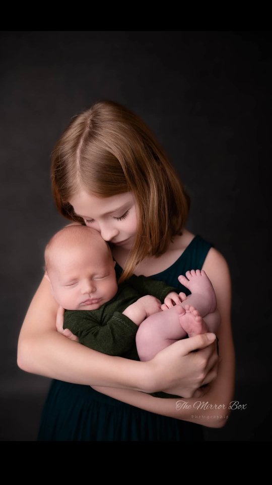 ❤️ GEWINNSPIEL – März Aktion im Studio
Ich verlose 1× meine März-Aktion im Wert von 115,00€: 30 Minuten Studio-Shooting in Gildehaus ✨
inkl. 2 bearbeitete Dateien als Download 📸
✨ Für (fast) jedes Shooting geeignet: Portrait, Kids, Paare, Familie, Best Friends, Business u. v. m.🤩
🚫 Ausgenommen: Neugeborenenshootings
So nimmst du teil:
🤍 Folge meinem Account
🤍 Kommentiere unter diesem Reel „MÄRZ“ (und schreib gern dazu, für welches Shooting du den Gewinn nutzen würdest)
🤍 Teile das Reel in deiner Story & markiere mich
(Wenn dein Profil privat ist: schick mir kurz einen Screenshot per DM.)
⏰ Laufzeit: bis Sonntag , 01.03.2026, 20:00 Uhr
🎉 Auslosung: Montag, 02.03.2026
📍 Ort: Studio in Gildehaus
🗓️ Einlösung: im März (Terminvereinbarung nach Gewinnbenachrichtigung)
❗️Der Gewinn ist ein Gutschein/Leistungsgewinn und nicht auszahlbar.
Dieses Gewinnspiel steht in keiner Verbindung zu Instagram und wird nicht gesponsert oder organisiert.
Teilnahme ab 18 Jahren. Keine Barauszahlung.
#gewinnspiel #gildehaus #badbentheim #fotostudio