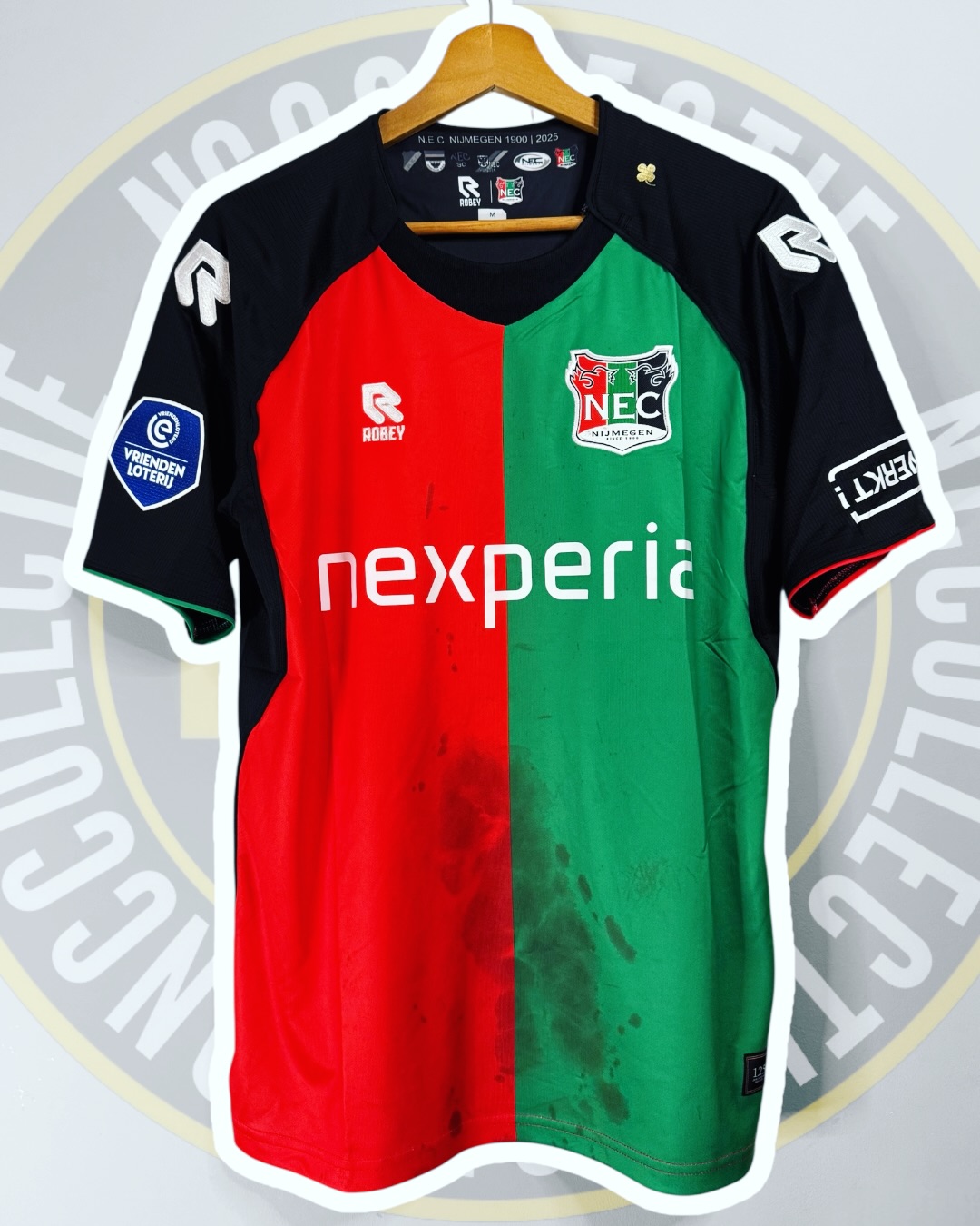 Matchworn. Signed. Marked by battle. 🟢🔴⚫️
11.02.2026 📅
N.E.C. vs FC Utrecht ⚔️
Deveron Fonville 🇨🇼
Visible blood from an in-game nosebleed, exactly as it left the pitch. 🩸
Signed. Unwashed. Untouched.
And I’m honestly beyond happy to have this one in the collection. 🙌
#necnijmegen #curaçao #matchworn #collector #futbol