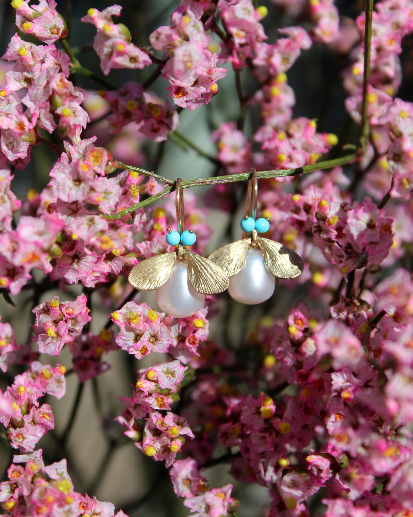 Buzzing into the weekend with these cutie pearl and turquoise earrings by @annetteferdinandsendesign ! ✨🌸🩵
#shoplocalmn #shopsmallmn #jotd #smallbiz #womenowned