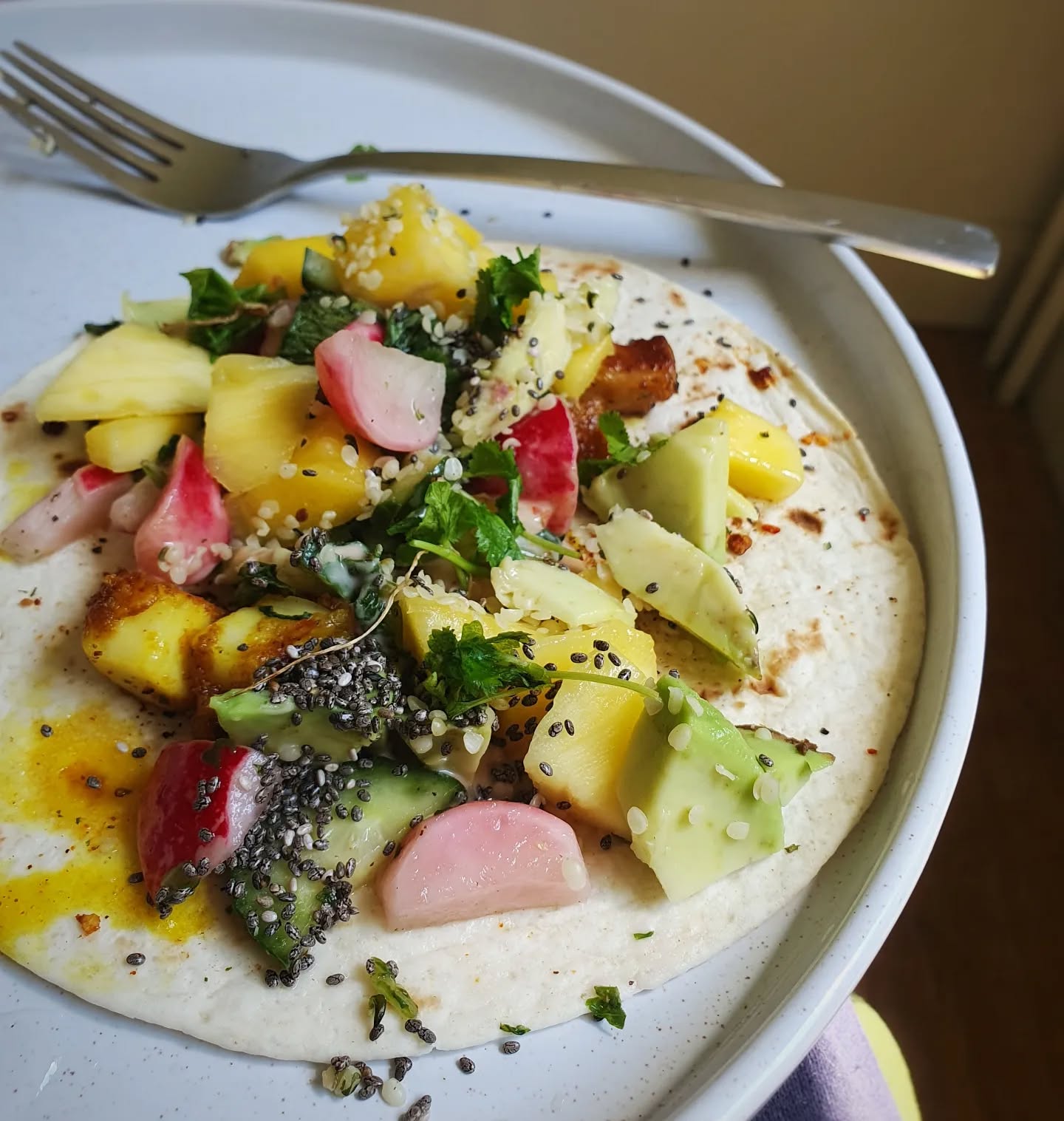 Restjes als lunch. 😋 Taco's met mango, radijsjes en blad van radijs, avocado, wokreepjes, komkommer. En afgewerkt met een mayosausje, hennepzaad, chiazaad en koriander.